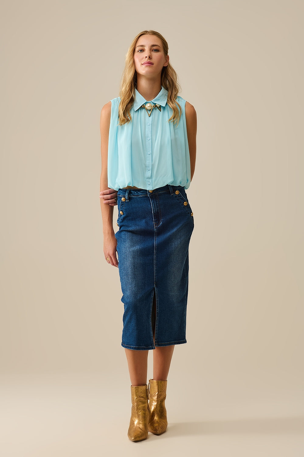 blusa de gasa azul bebé con pliegues en el bajo