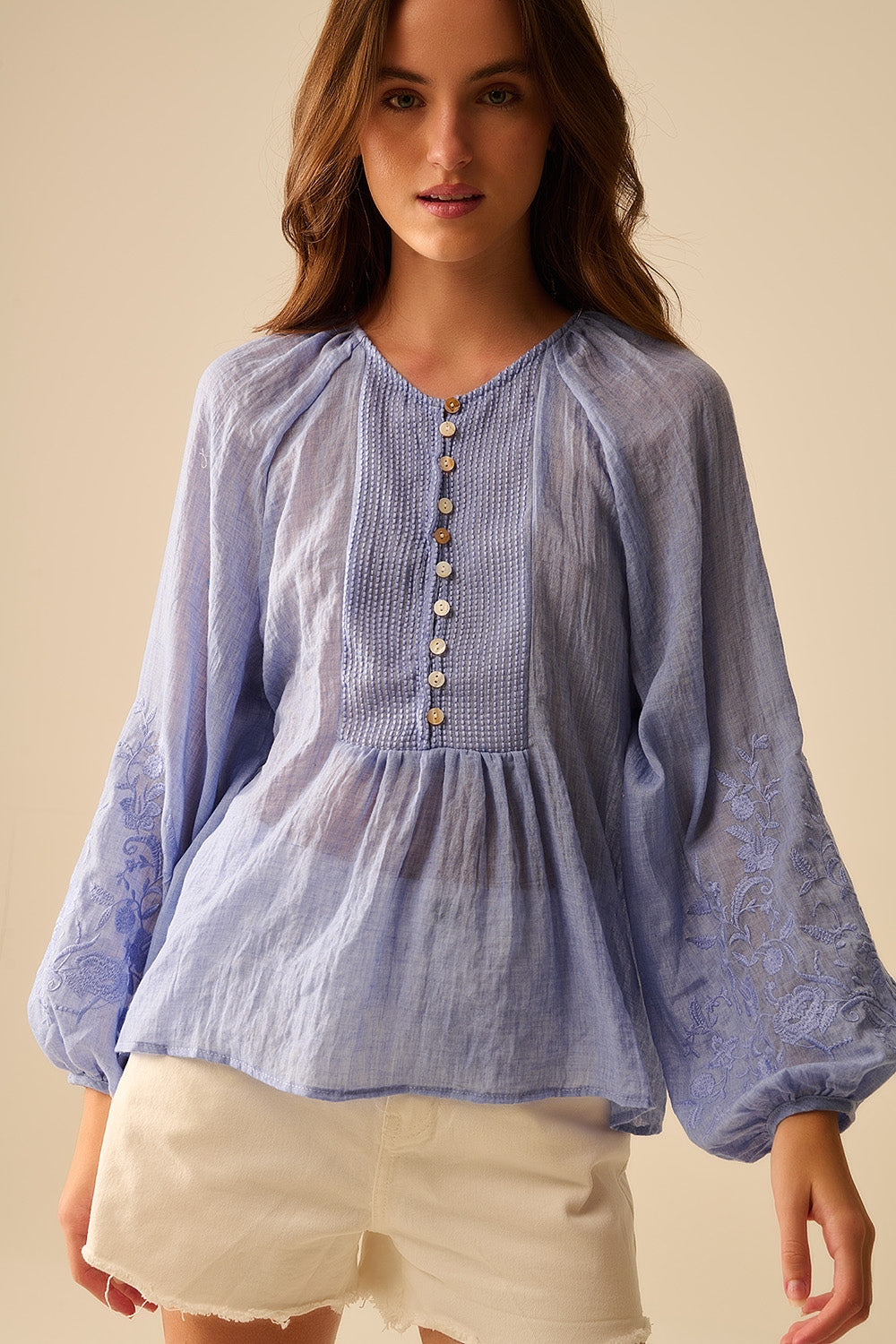 Q2 Blusa de gasa azul con bordados en las mangas