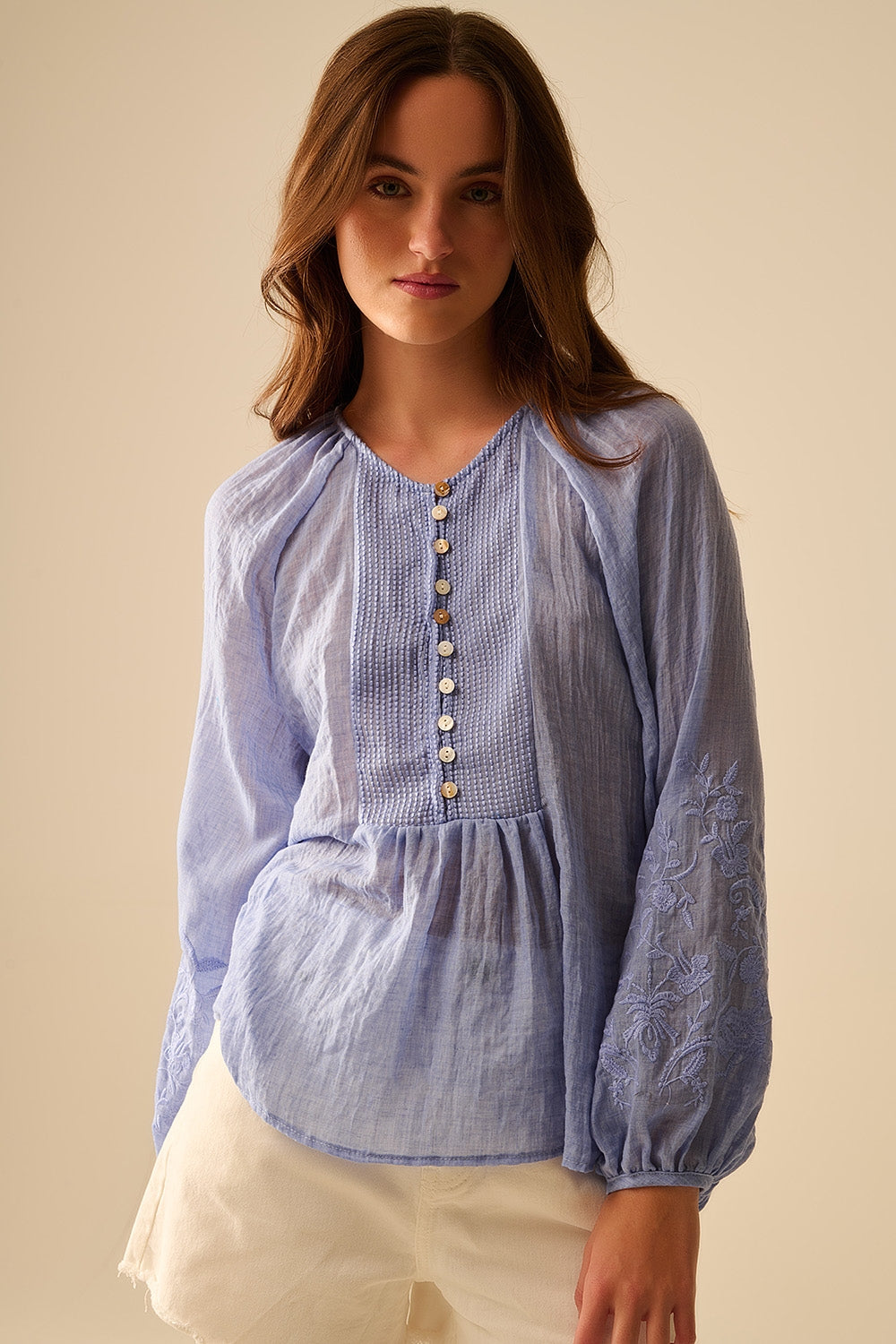 Blusa de gasa azul con bordados en las mangas