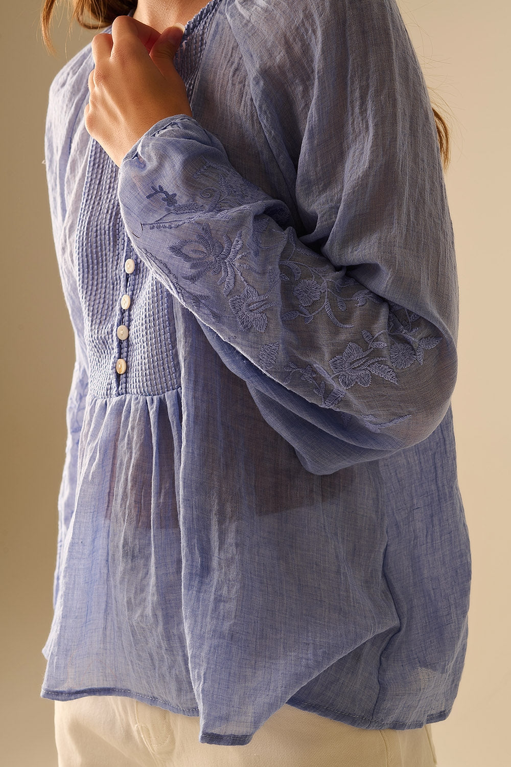 Blusa de gasa azul con bordados en las mangas