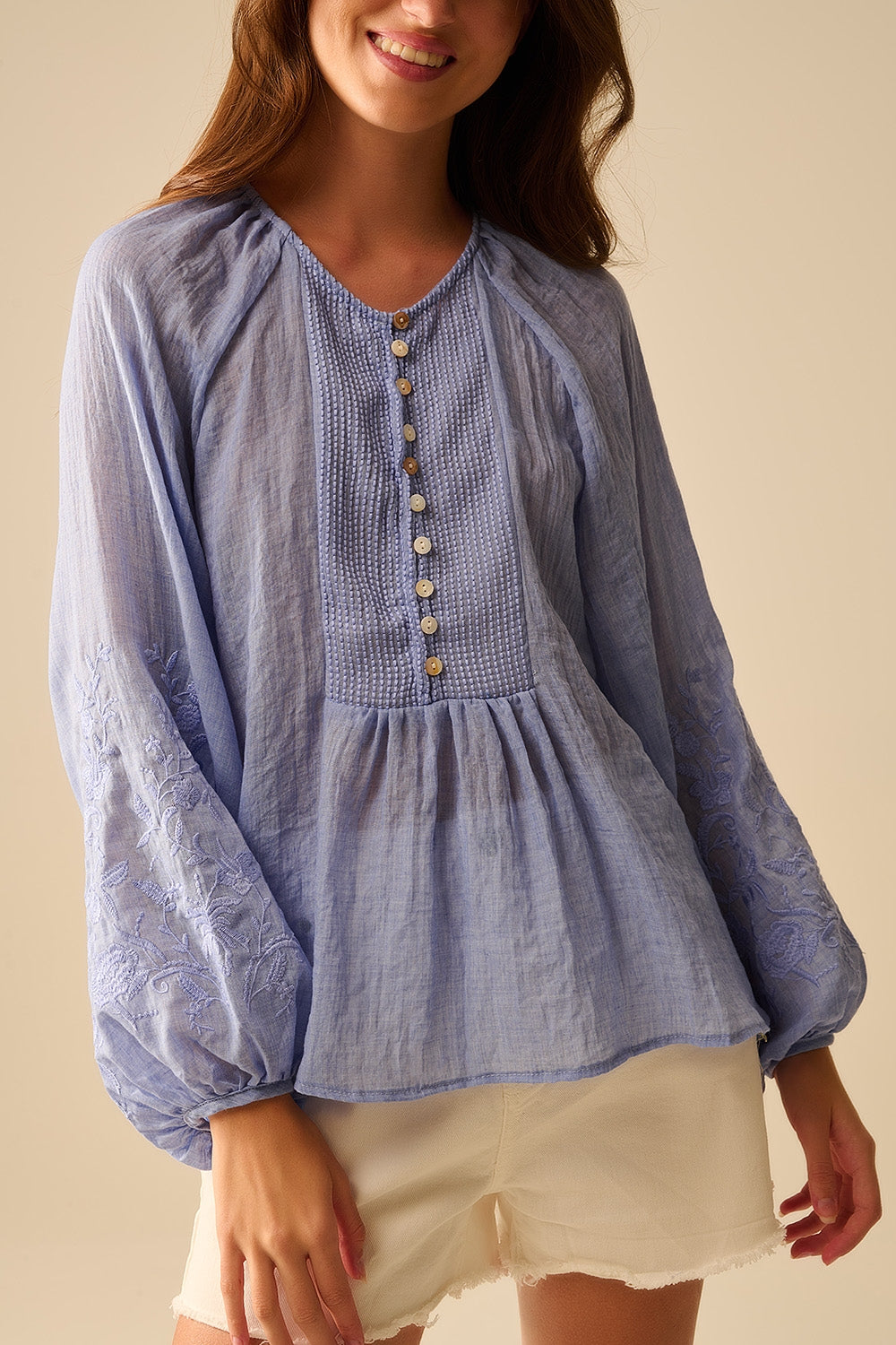 Blusa de gasa azul con bordados en las mangas