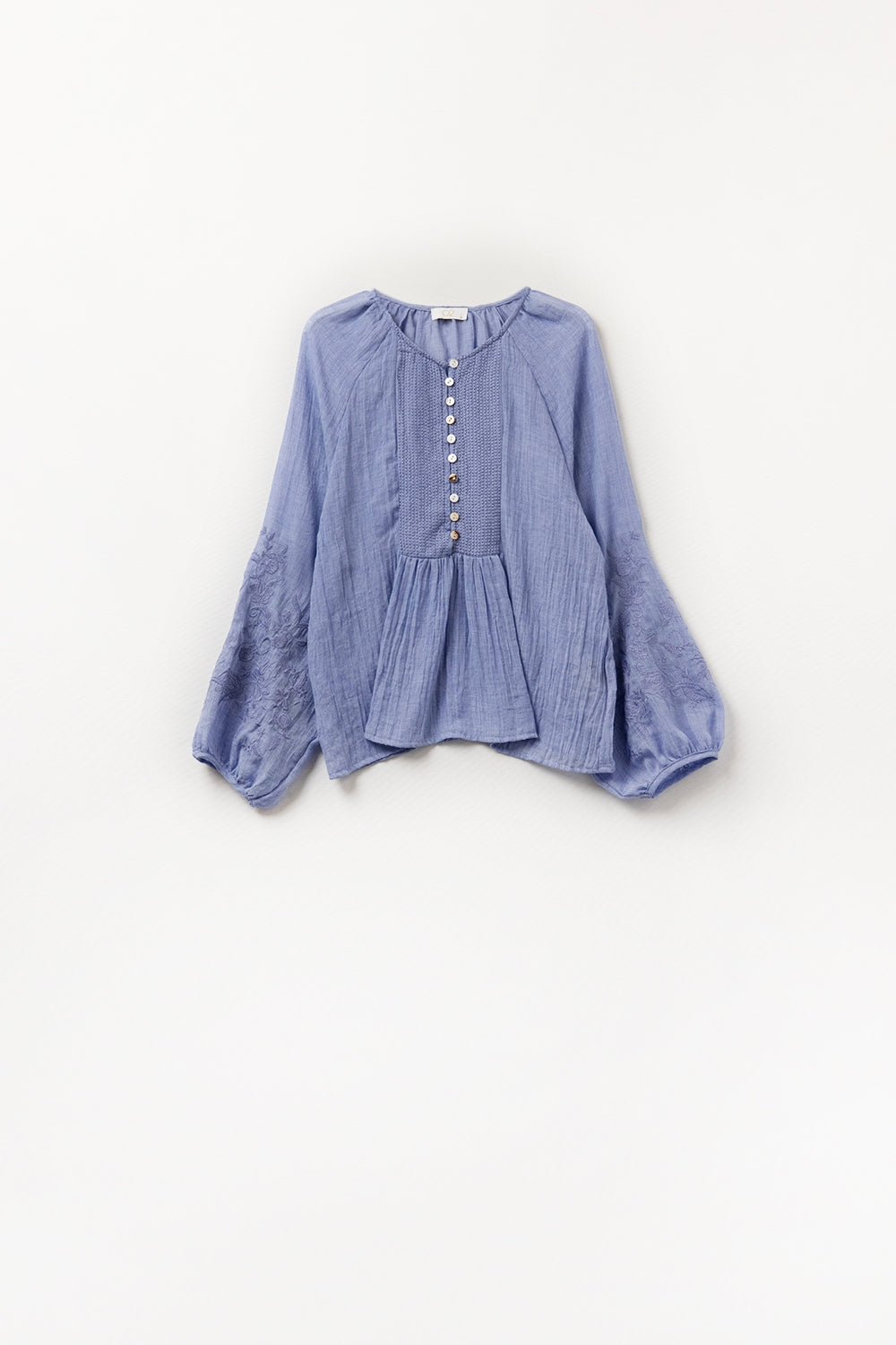 Blusa de gasa azul con bordados en las mangas