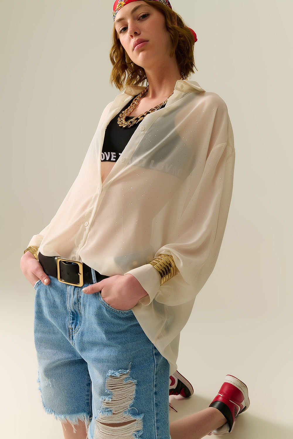 Q2 Blusa de gasa beige suave con detalles de brillo