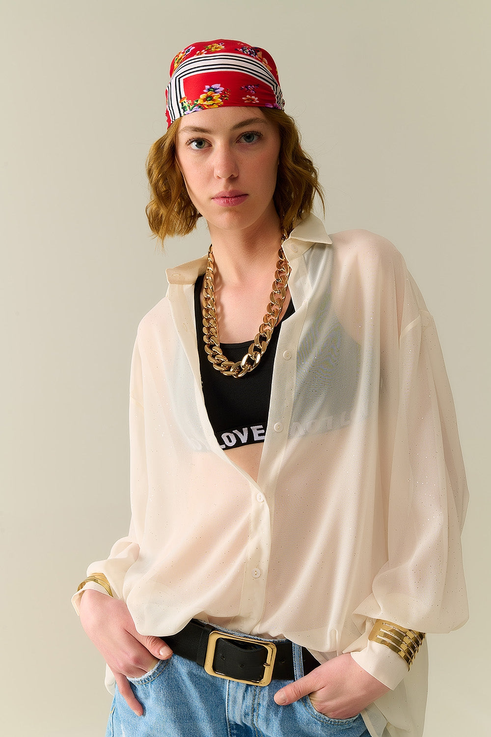 Blusa de gasa beige suave con detalles de brillo