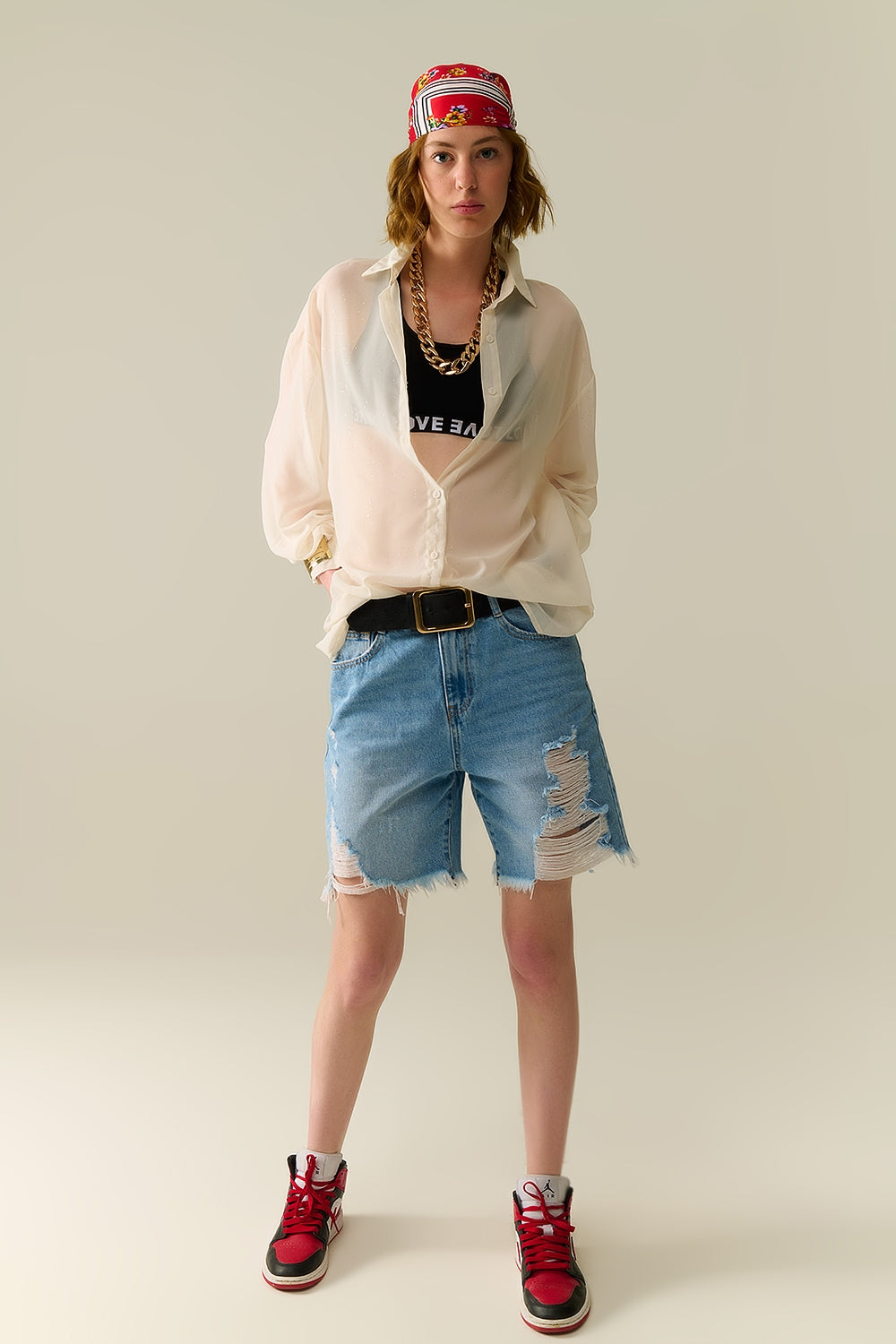 Blusa de gasa beige suave con detalles de brillo