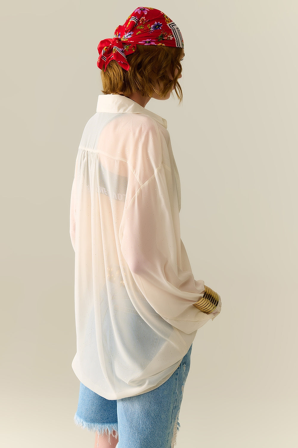 Blusa de gasa beige suave con detalles de brillo