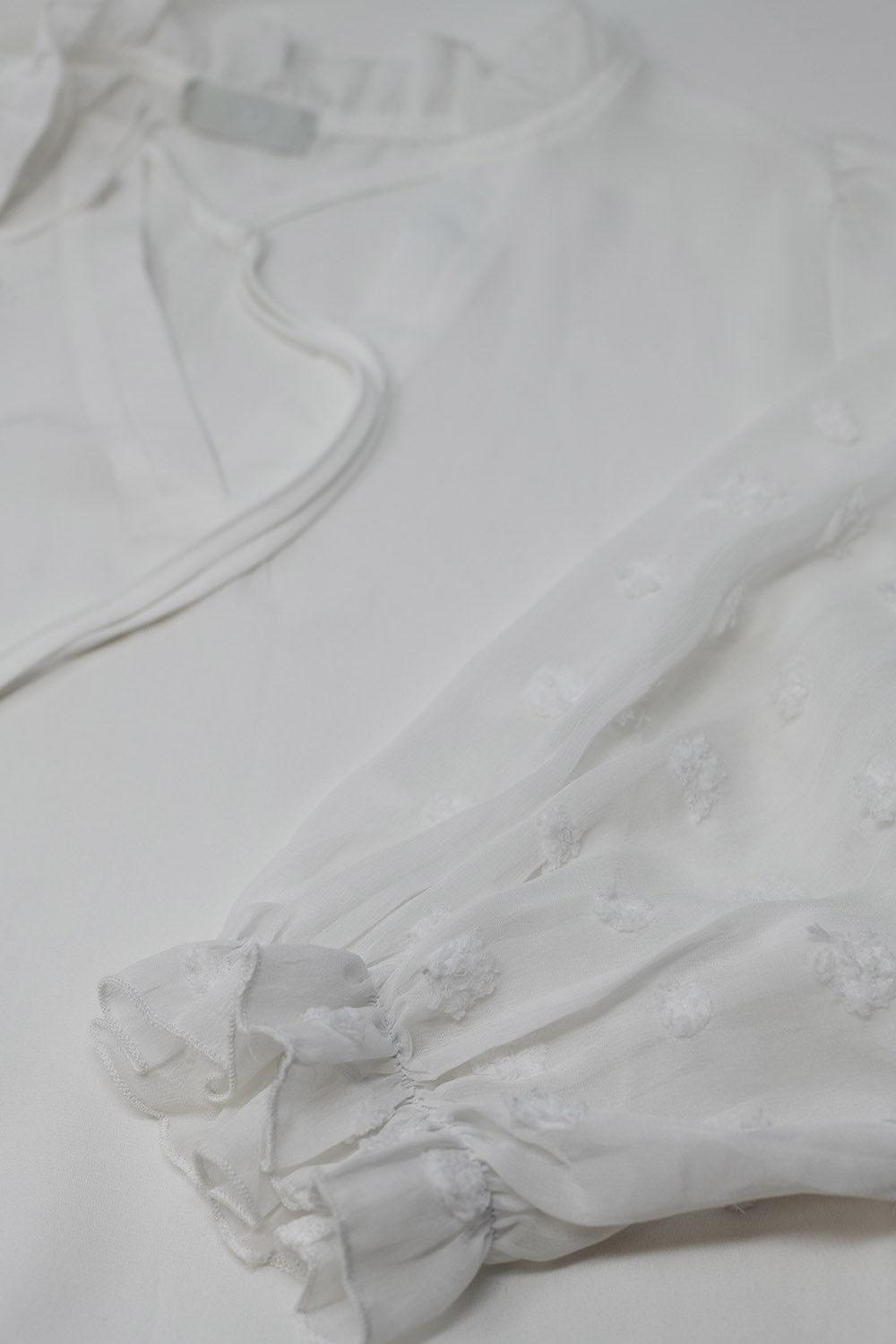 Blusa de gasa Blanca de Lunares en Manga Larga con Cuello en V