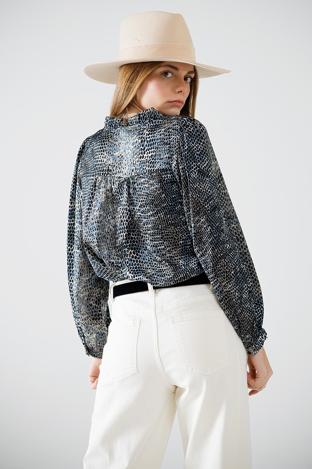 blusa de gasa con estampado de leopardo gris