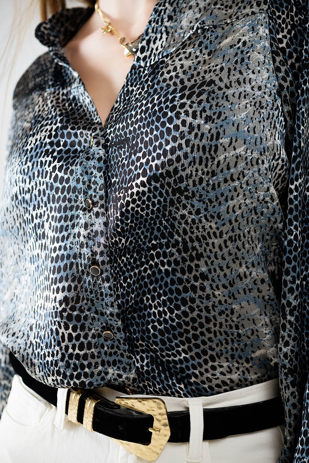 blusa de gasa con estampado de leopardo gris