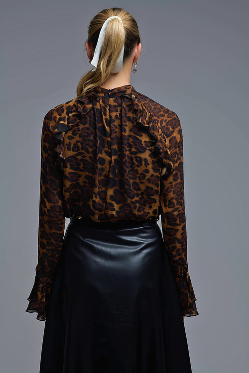 Blusa de gasa con estampado de leopardo y detalles de volantes - Camisetas - detalle