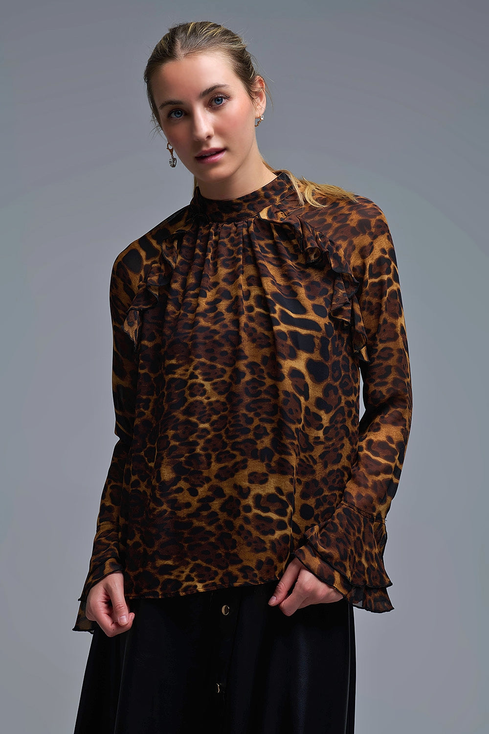 Blusa de gasa con estampado de leopardo y detalles de volantes