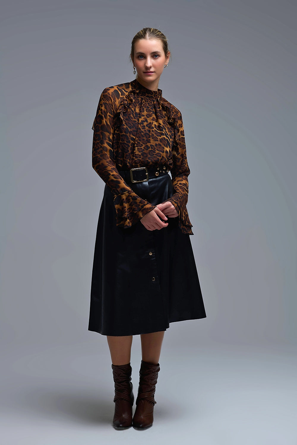 Blusa de gasa con estampado de leopardo y detalles de volantes