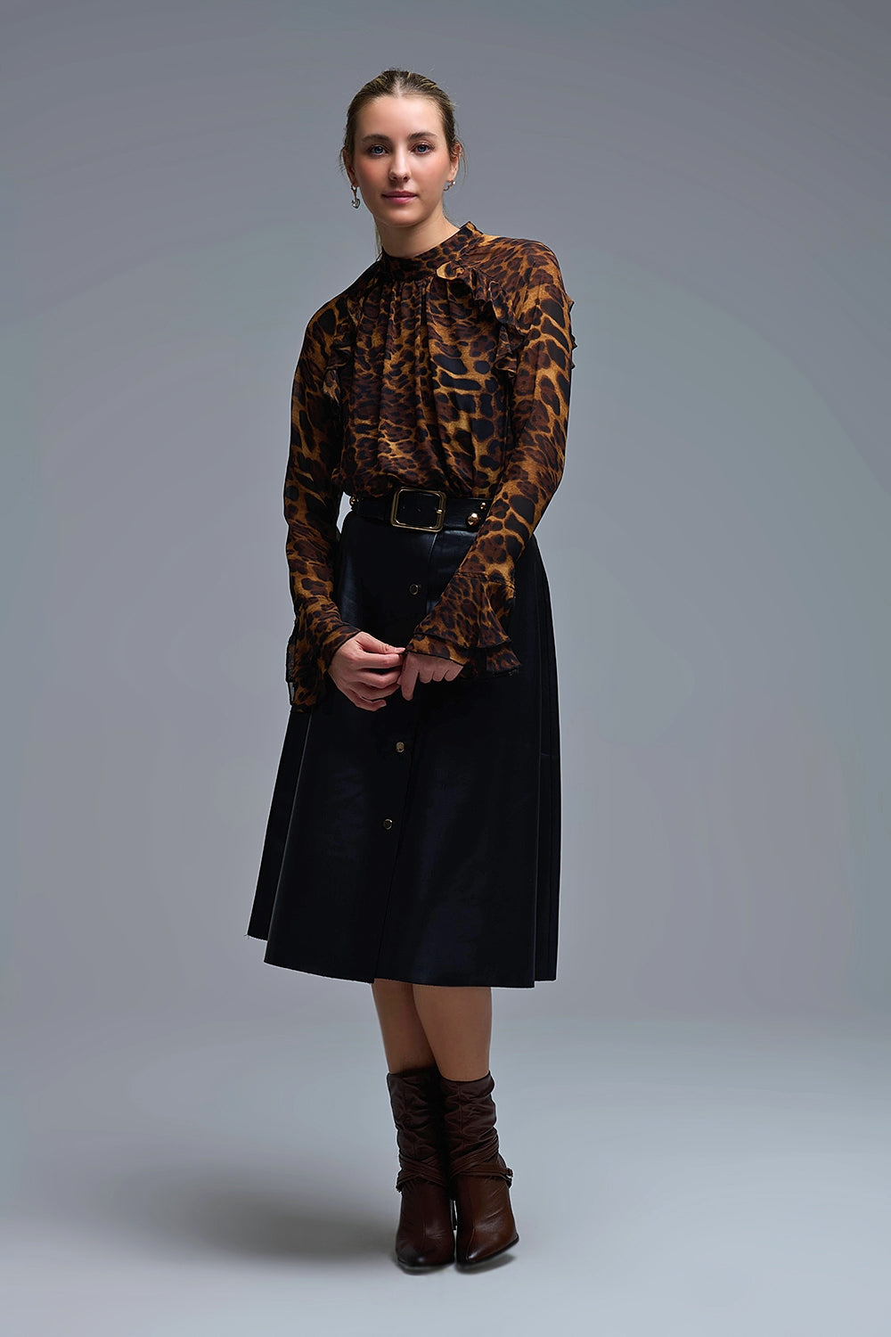 Blusa de gasa con estampado de leopardo y detalles de volantes