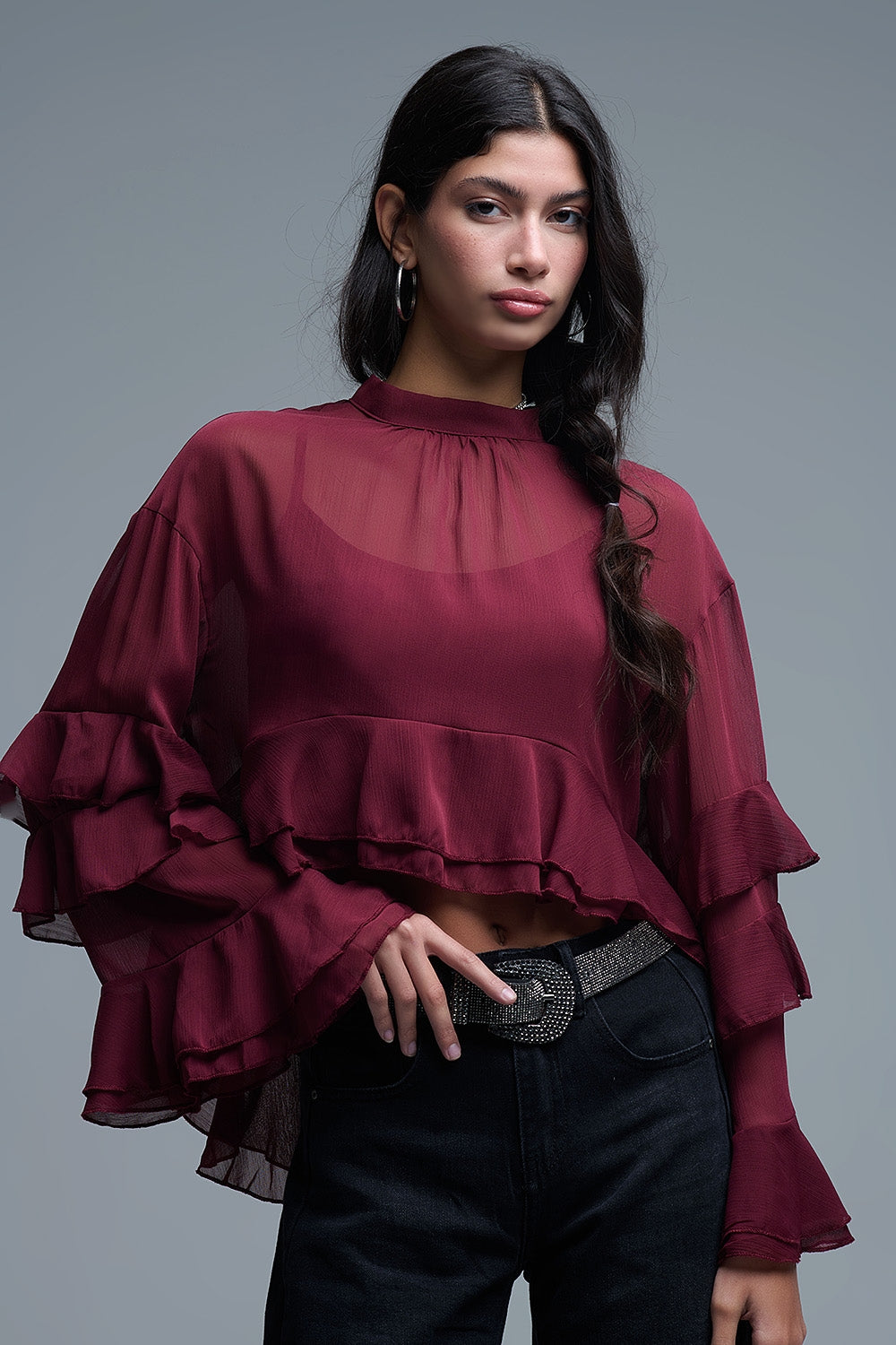 Blusa de gasa con volantes estilo capa en color burdeos