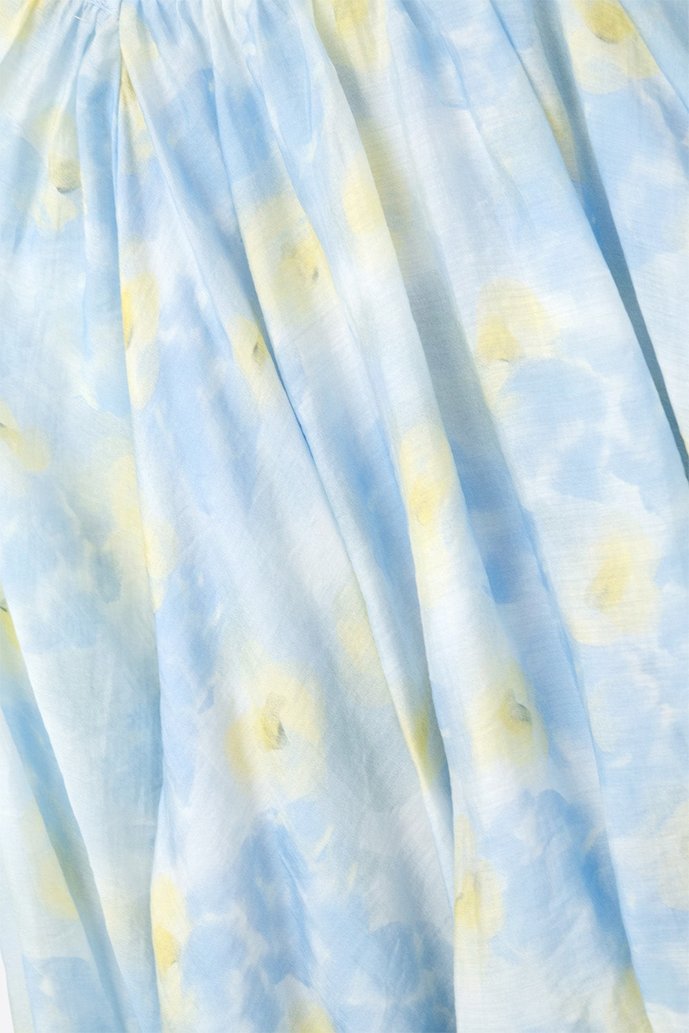 Blusa de gasa estampada azul con mangas abullonadas