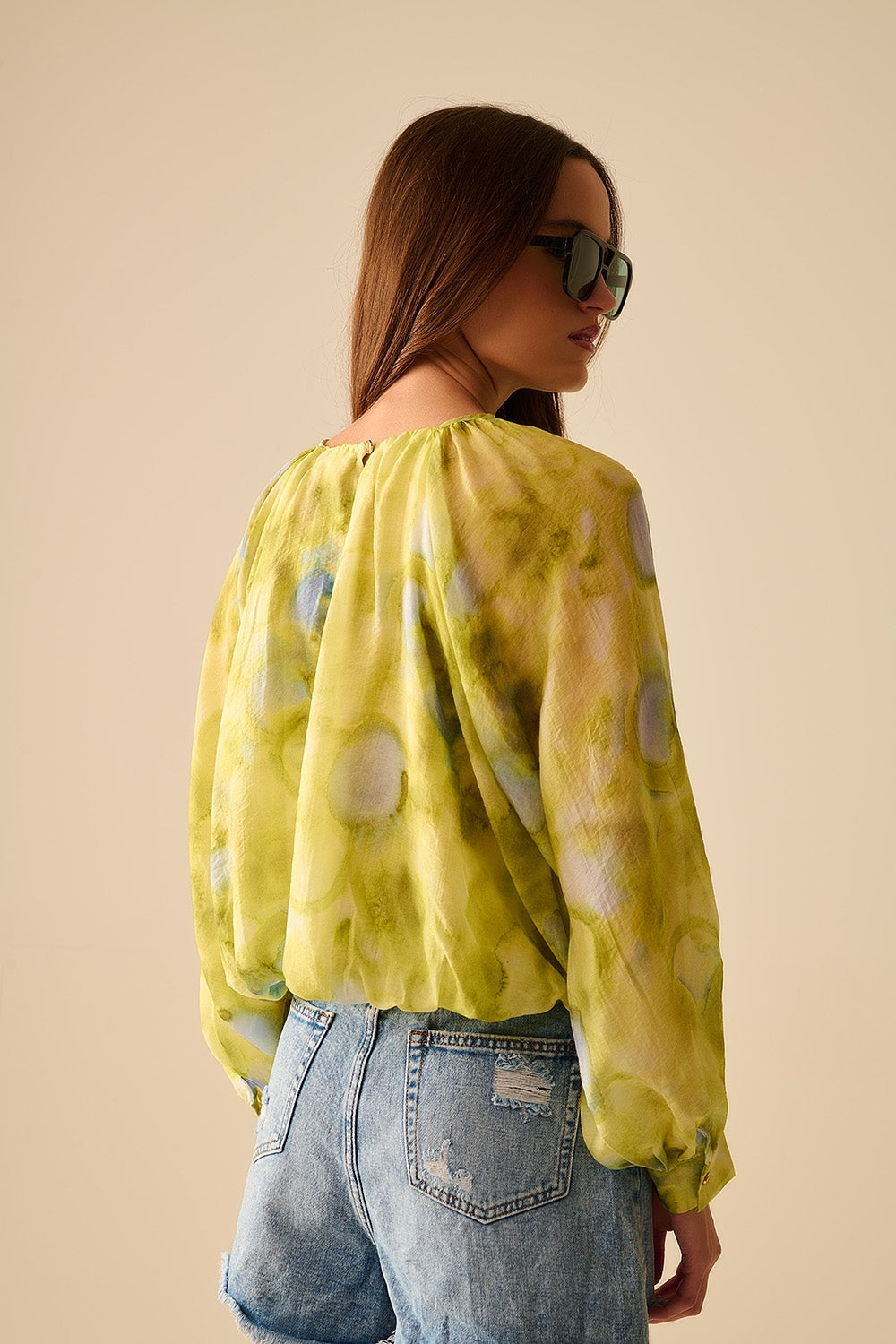 blusa de gasa estampada verde con mangas abullonadas