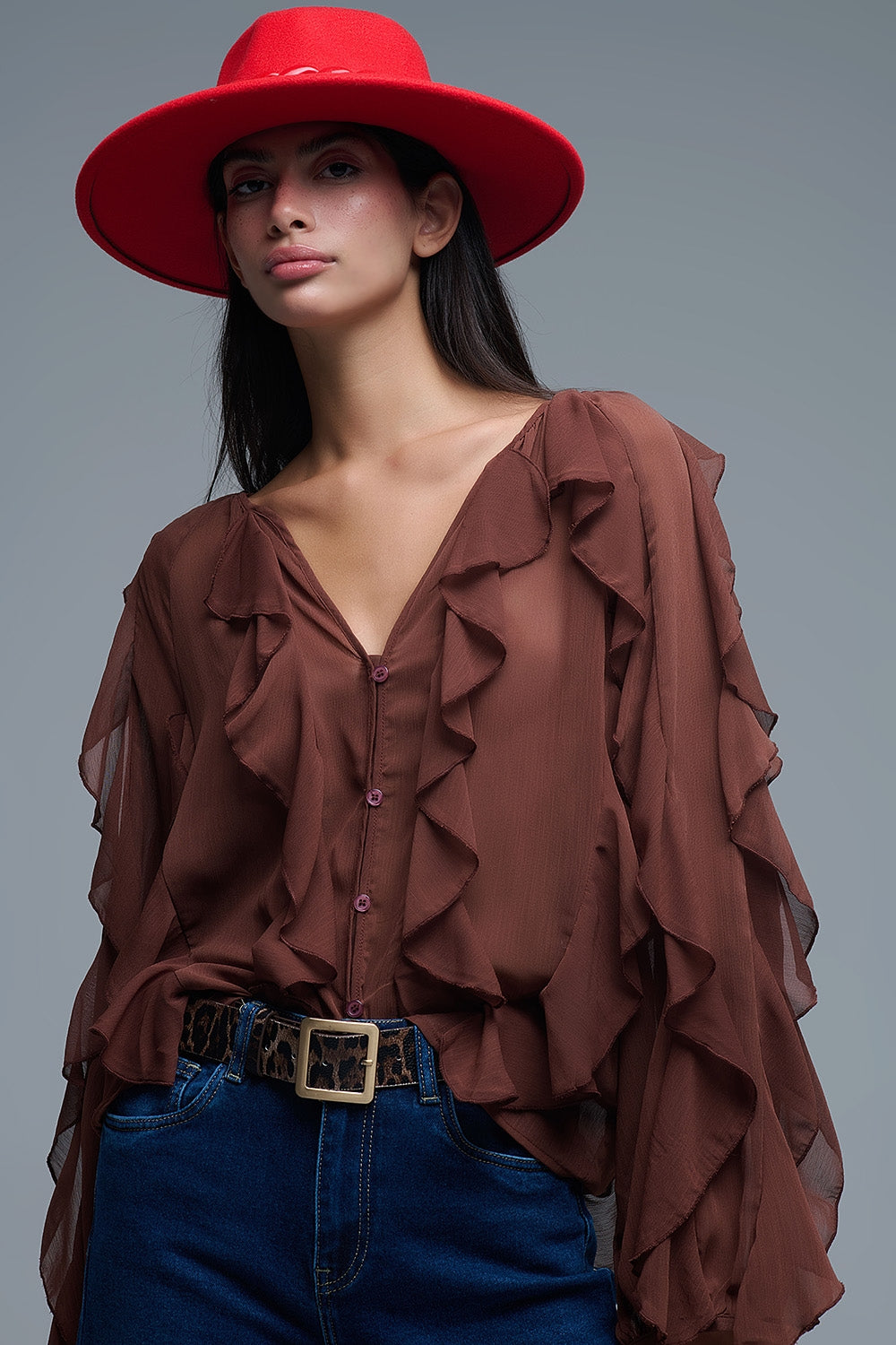 Blusa de gasa marrón con cuello en V y volante integral