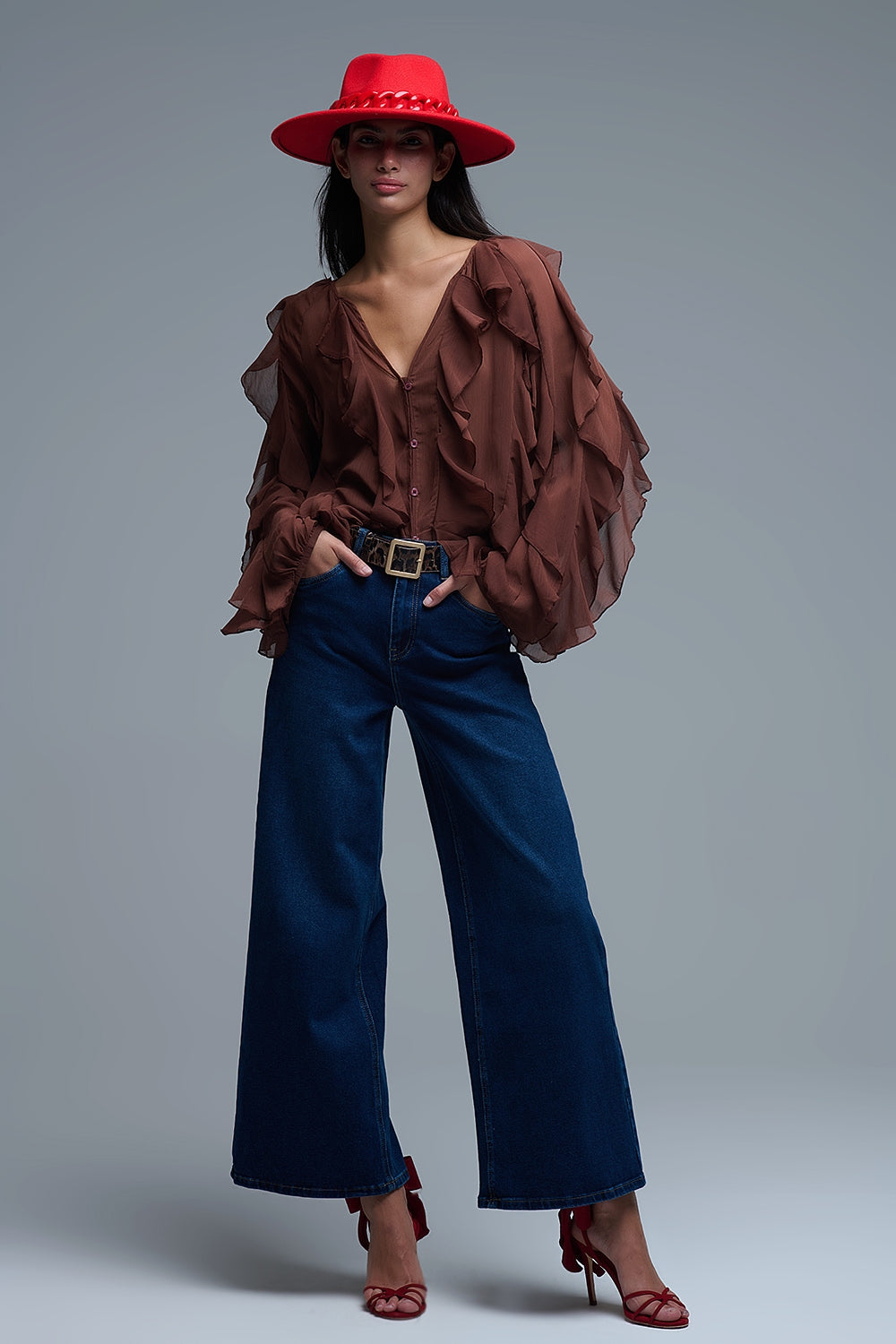 Blusa de gasa marrón con cuello en V y volante integral