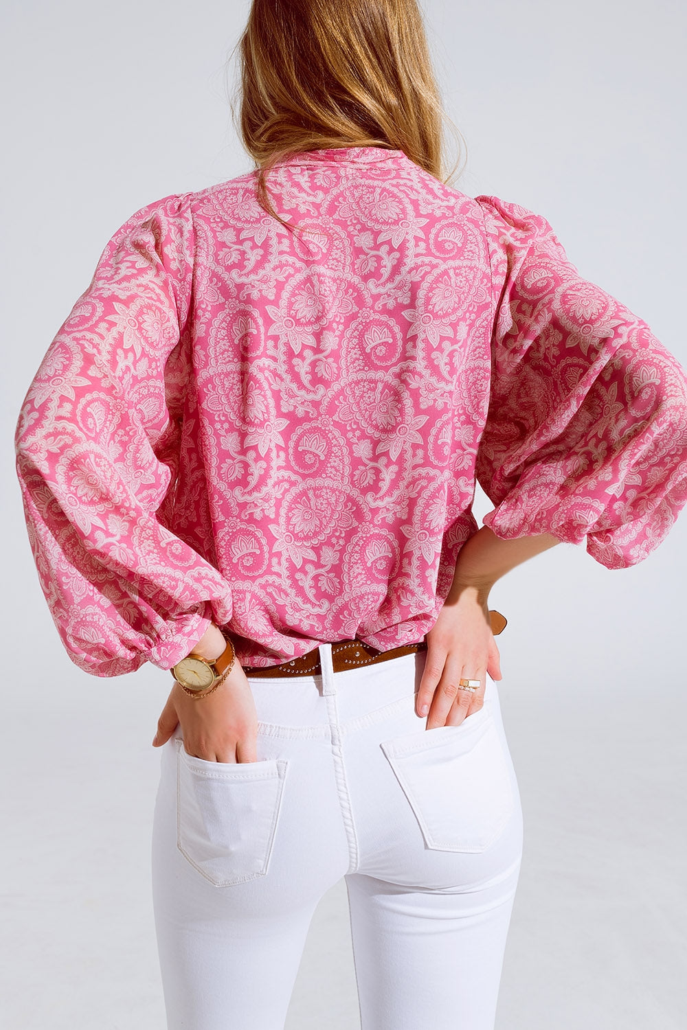 Blusa de gasa rosa con estampado floral y mangas globo largas