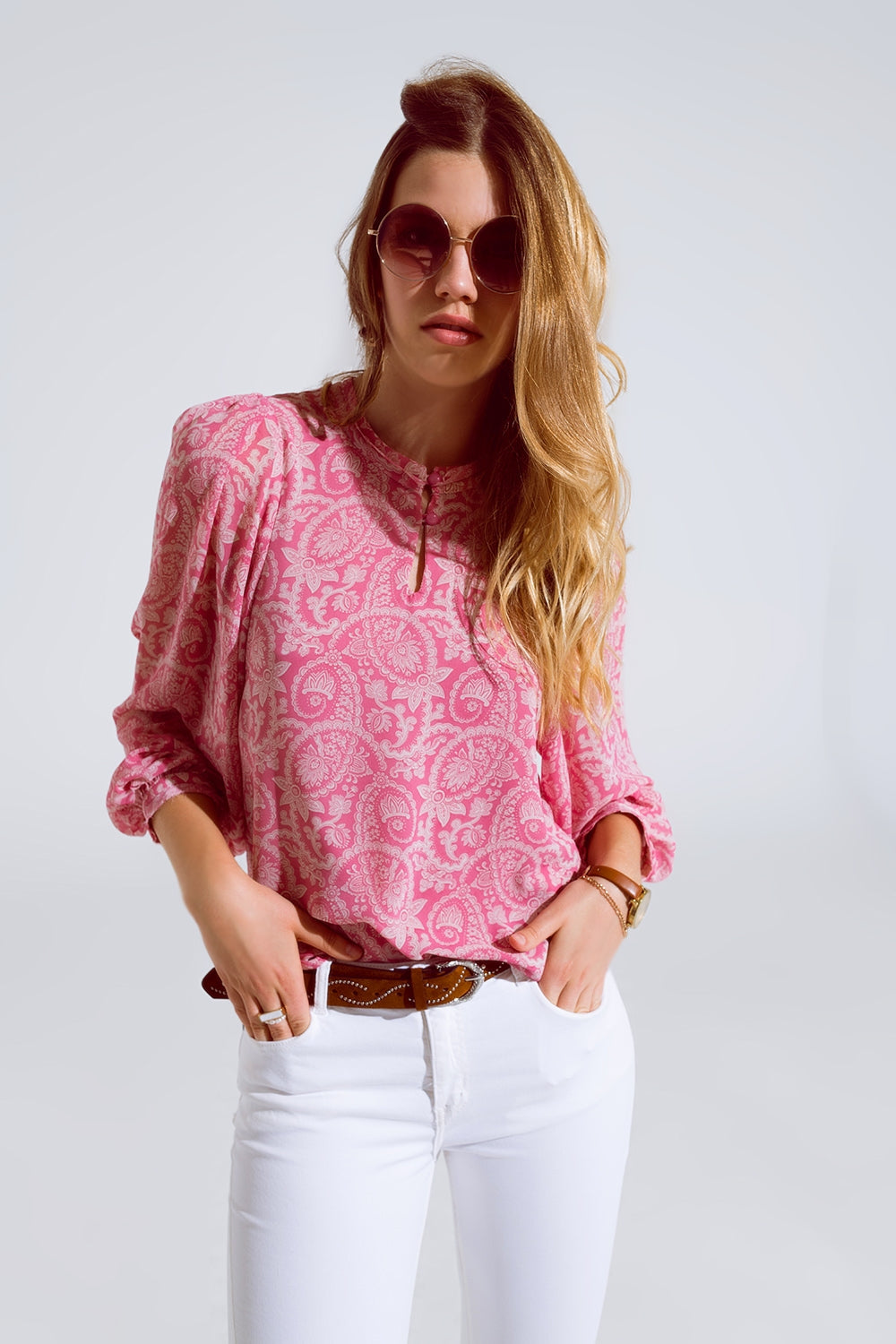 Blusa de gasa rosa con estampado floral y mangas globo largas