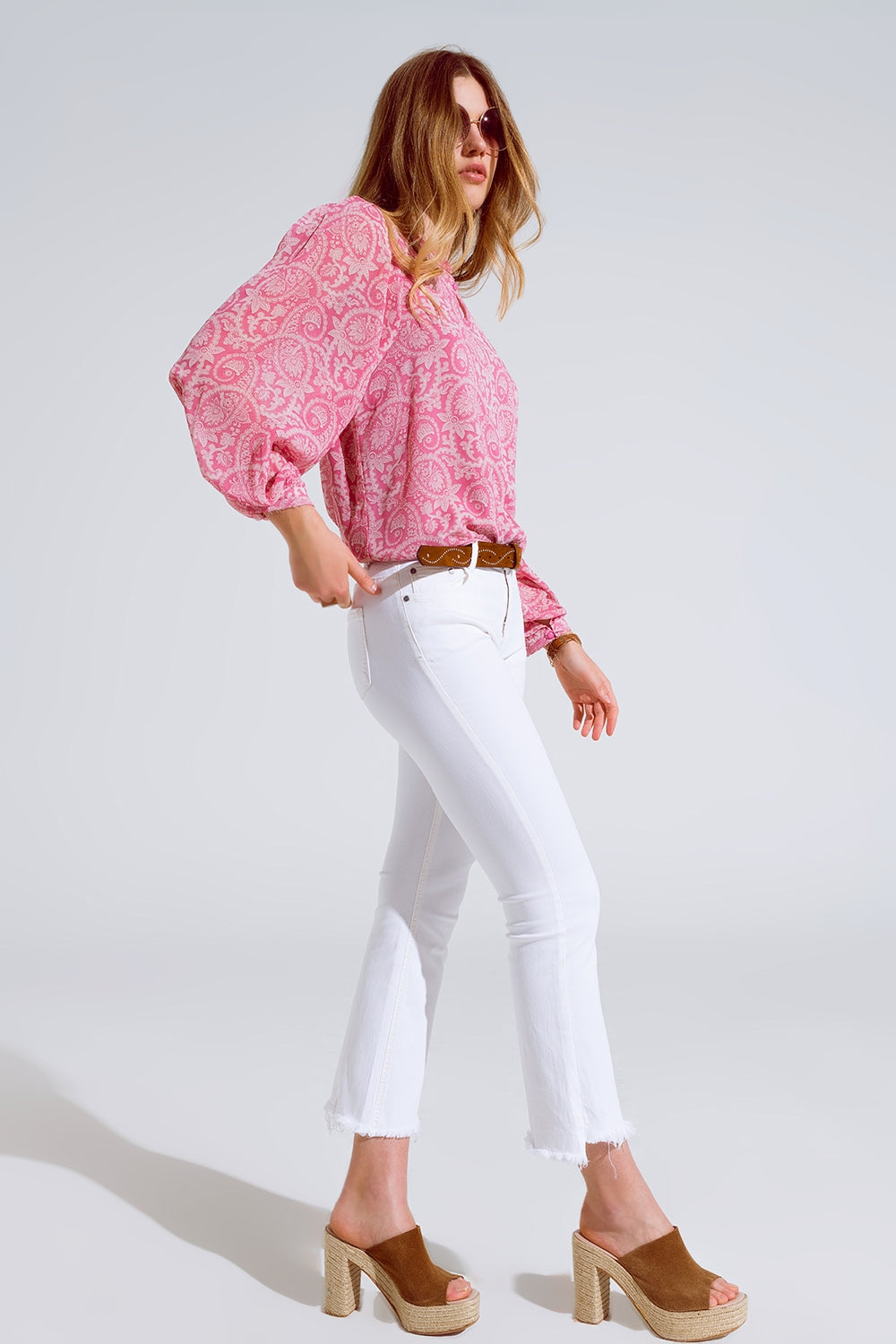 Blusa de gasa rosa con estampado floral y mangas globo largas