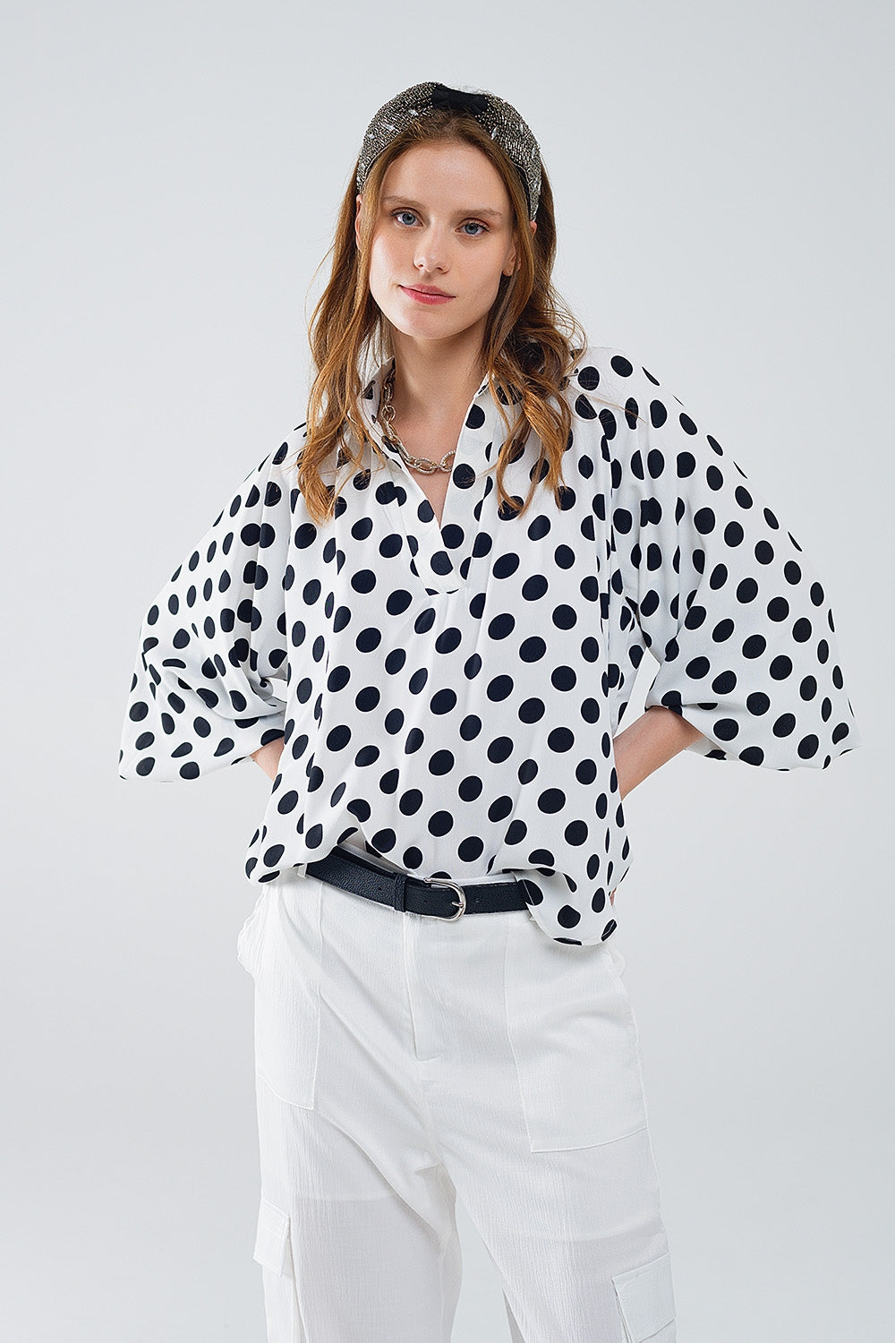 Q2 Blusa de lunares con cuello de pico y mangas globo