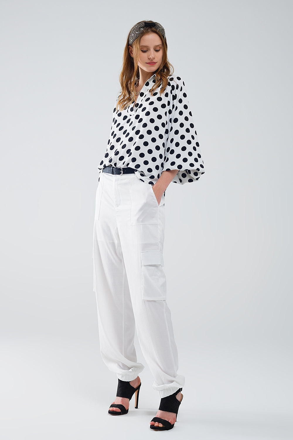 Blusa de lunares con cuello de pico y mangas globo