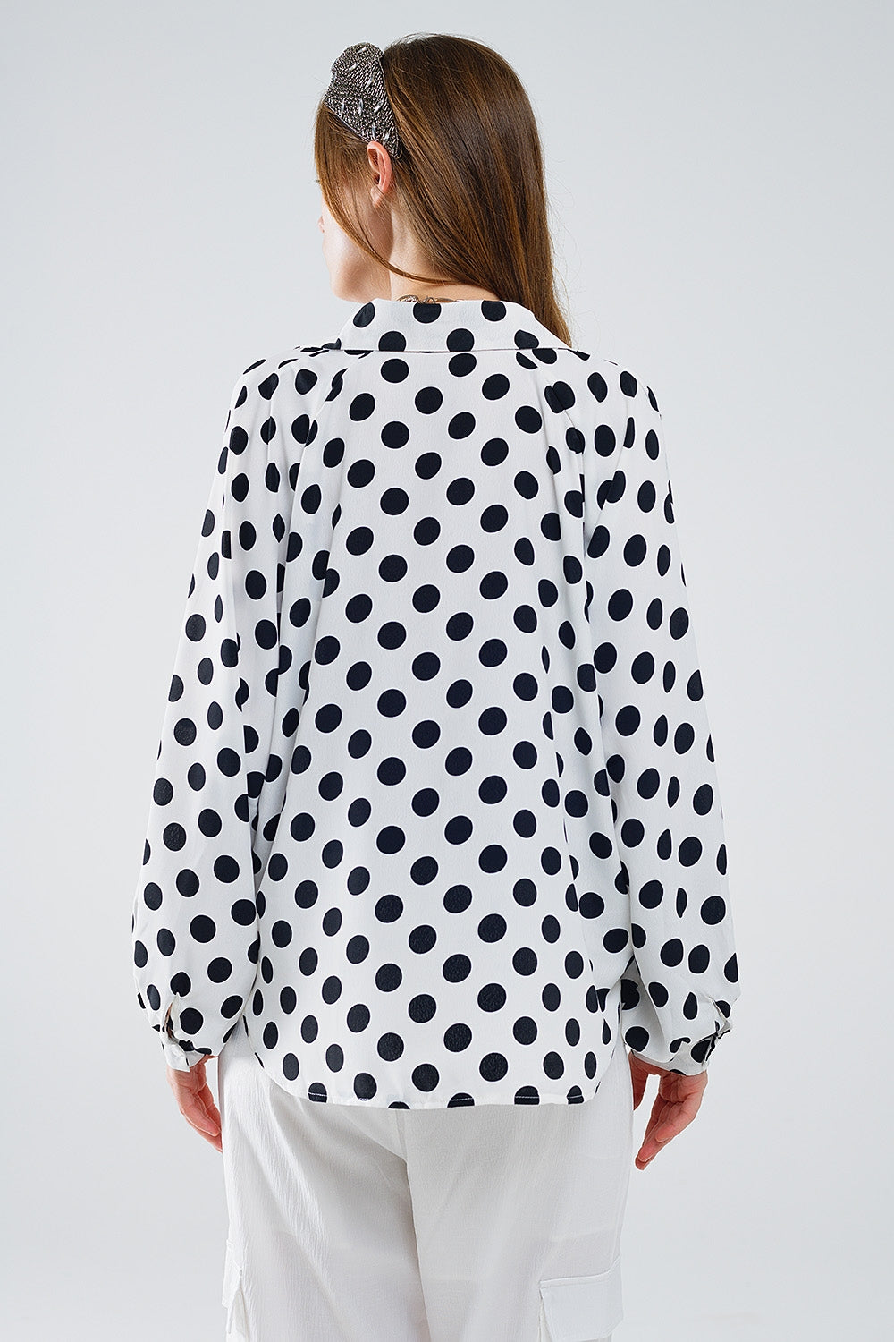 Blusa de lunares con cuello de pico y mangas globo
