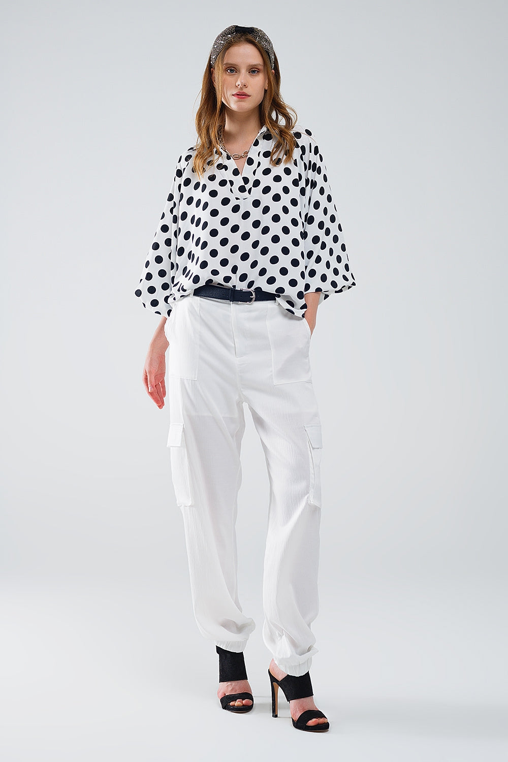 Blusa de lunares con cuello de pico y mangas globo