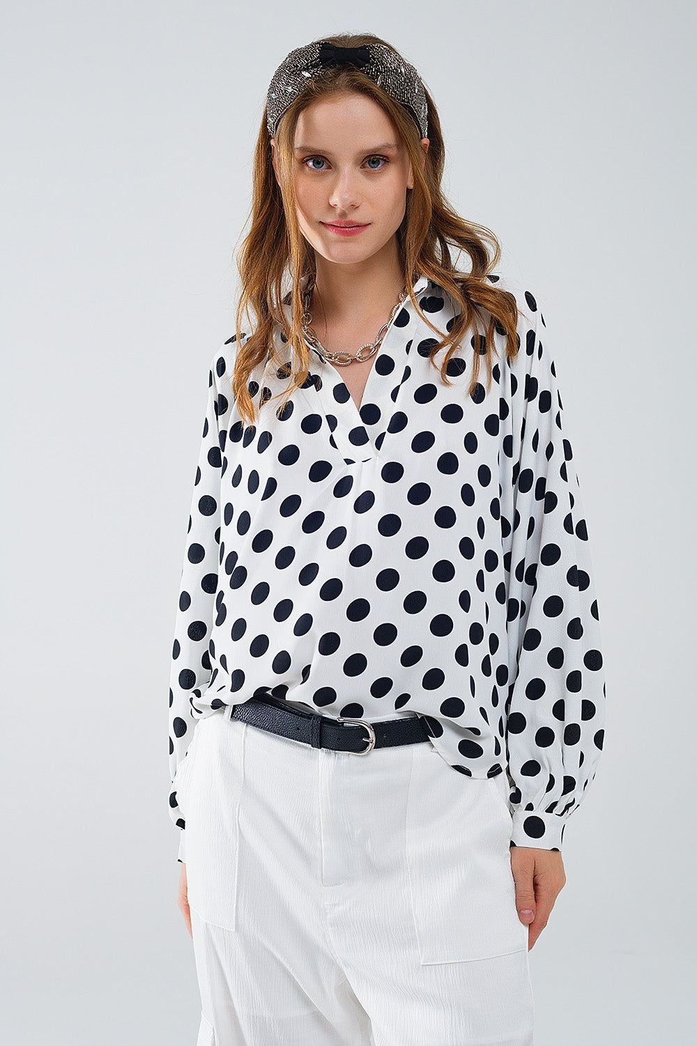Blusa de lunares con cuello de pico y mangas globo