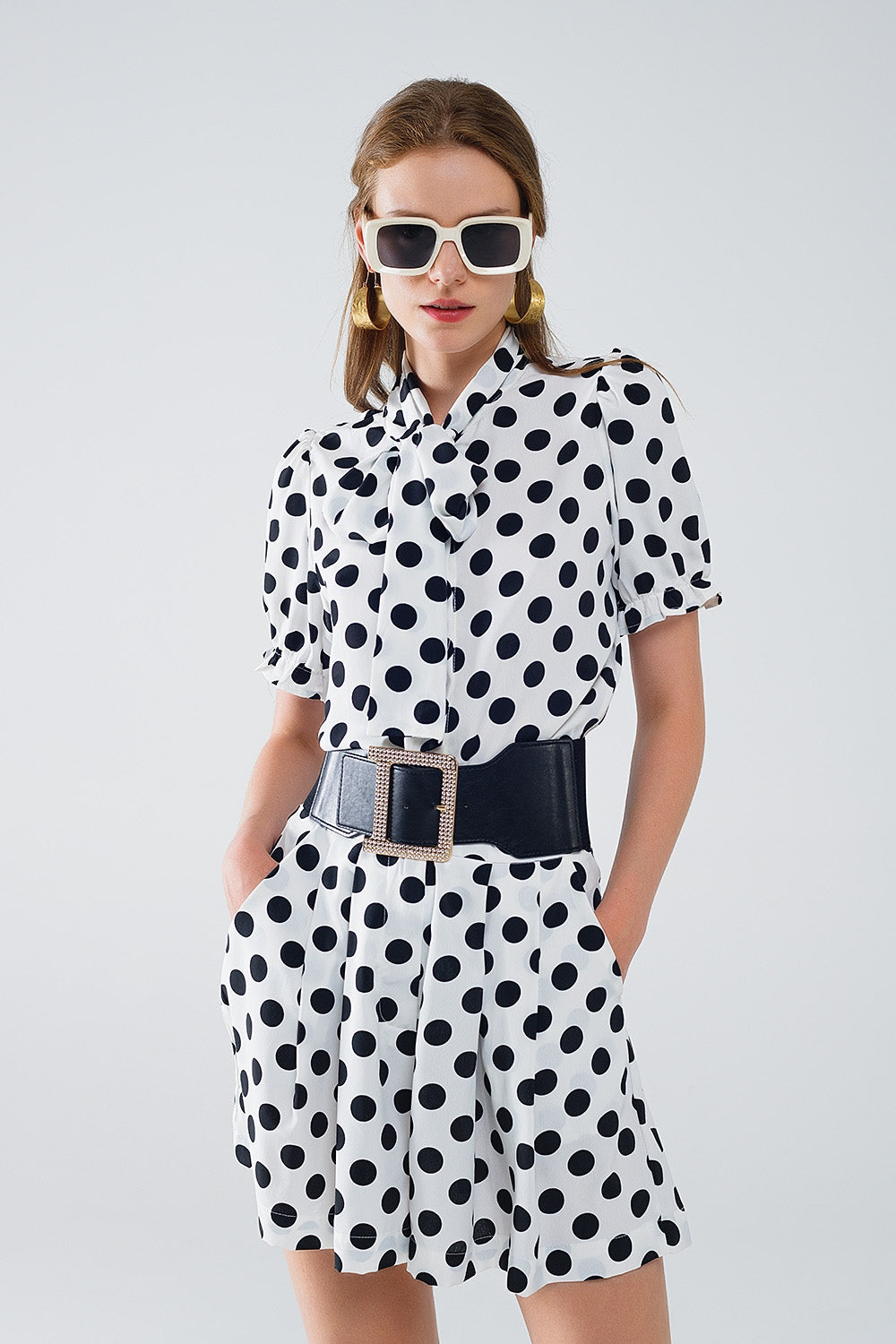 Q2 Blusa de lunares con detalle de pañuelo anudado