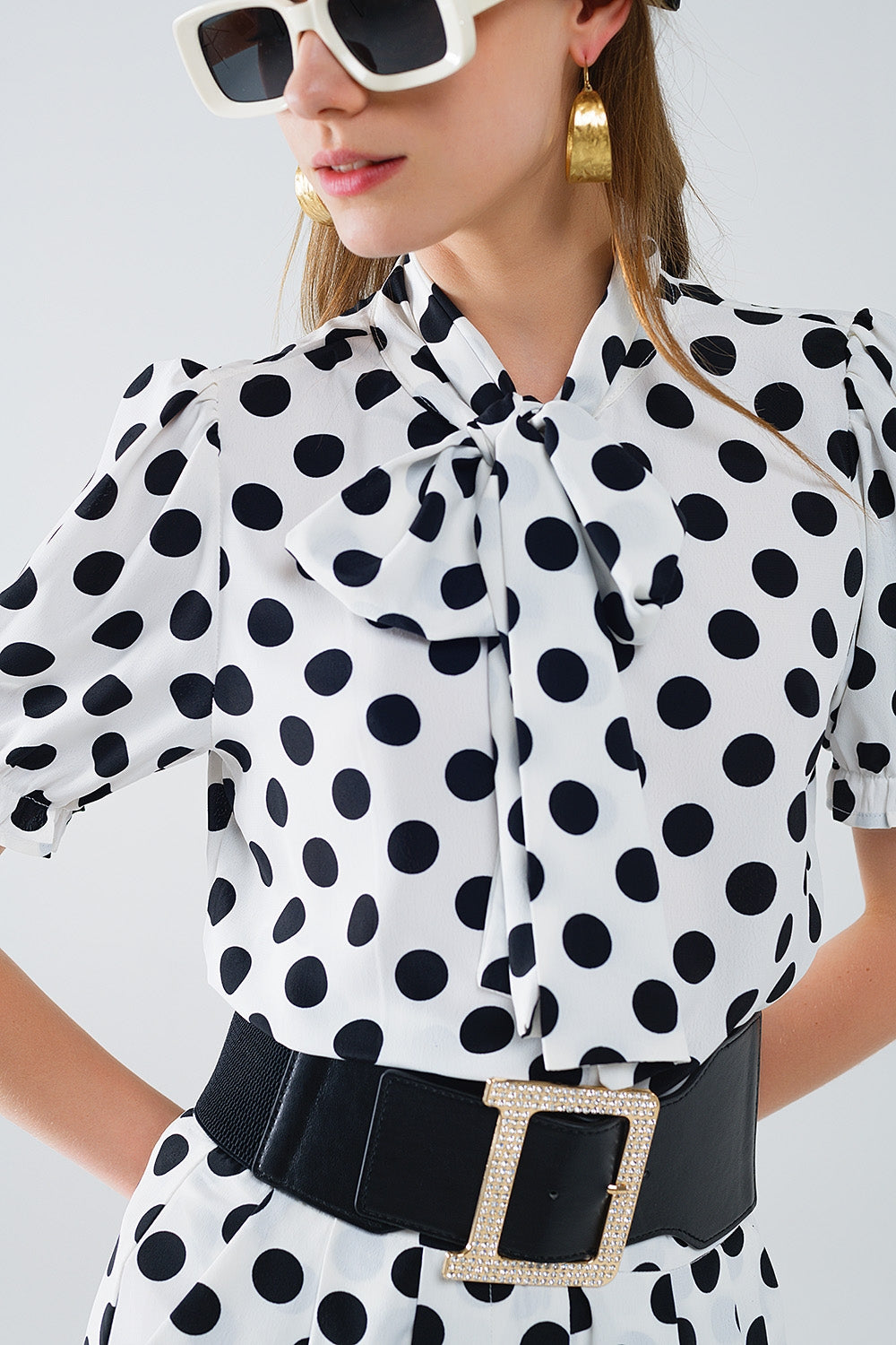 Blusa de lunares con detalle de pañuelo anudado