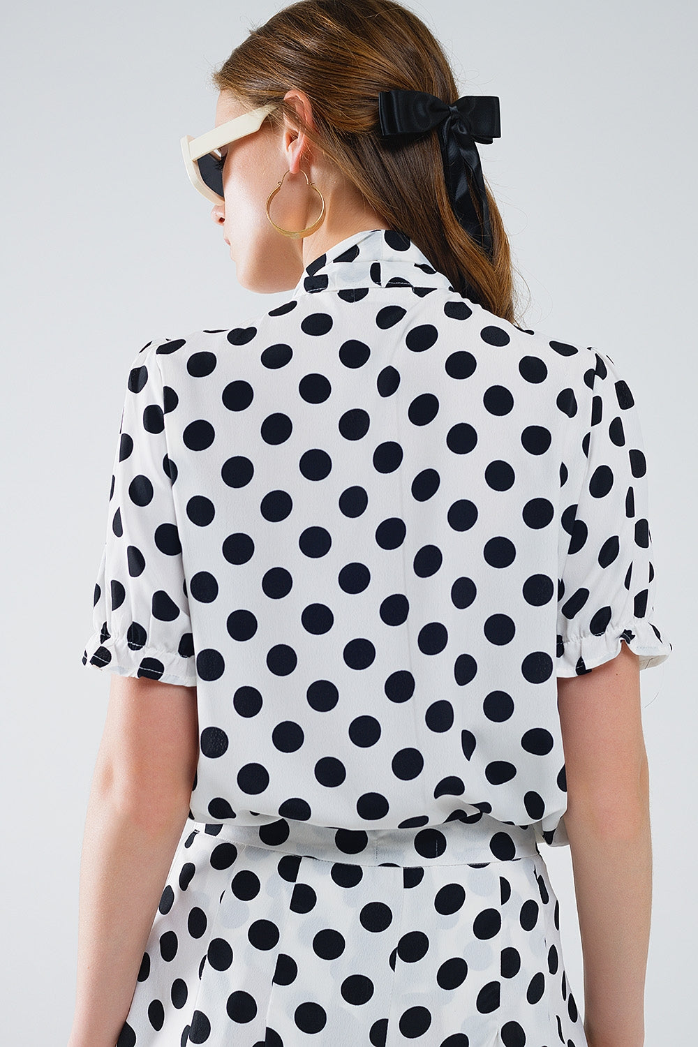 Blusa de lunares con detalle de pañuelo anudado