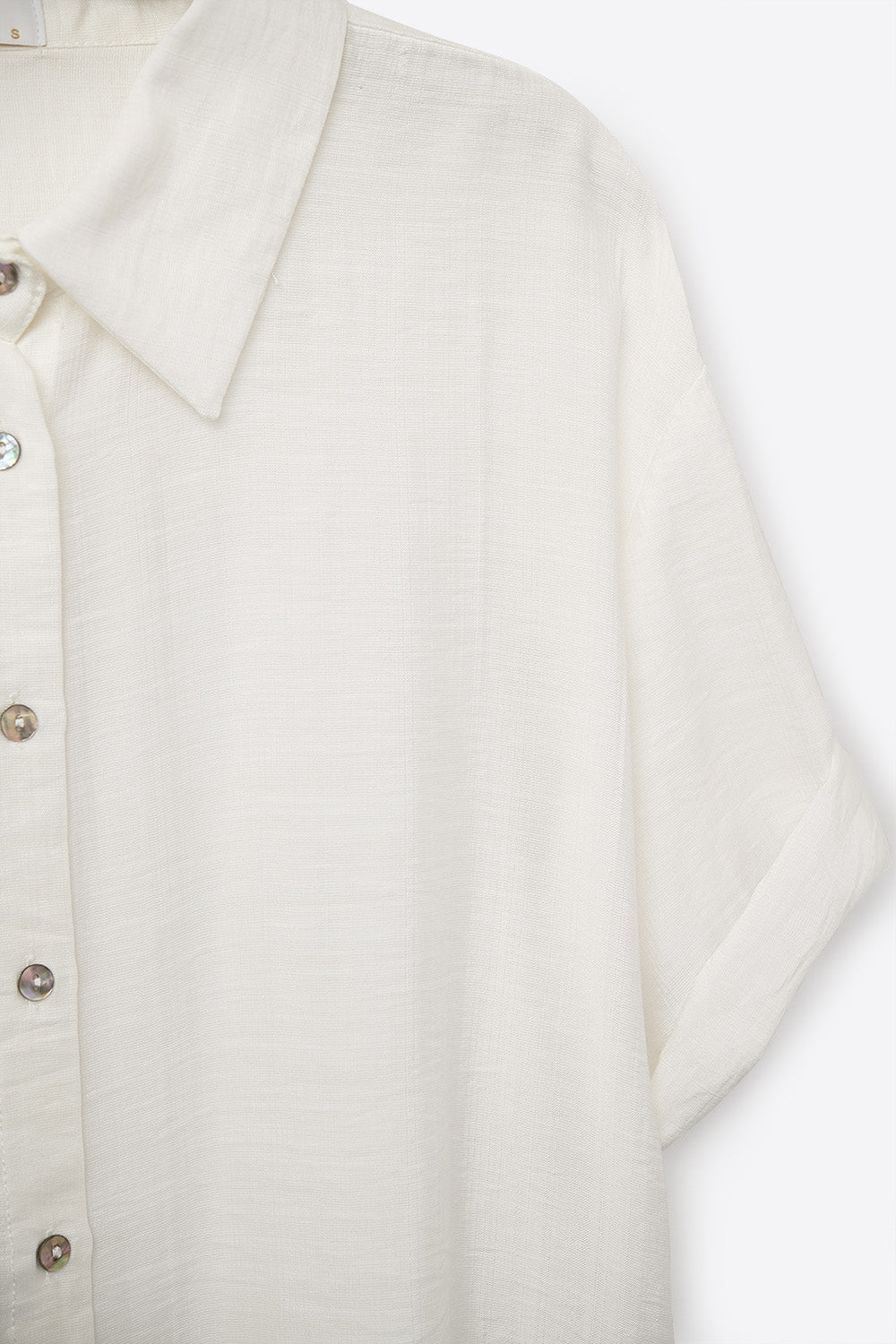 Blusa de manga corta en blanco