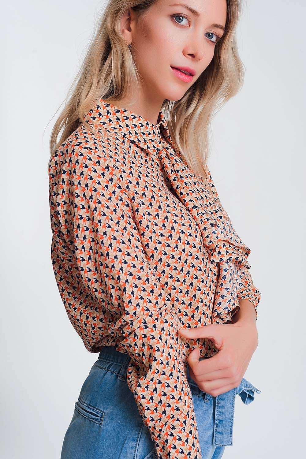 Blusa de manga larga con beige y detalle de volantes