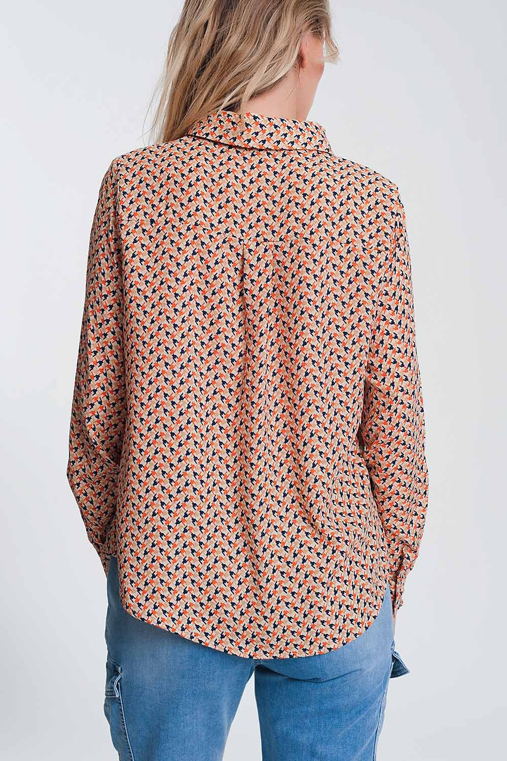 Blusa de manga larga con beige y detalle de volantes