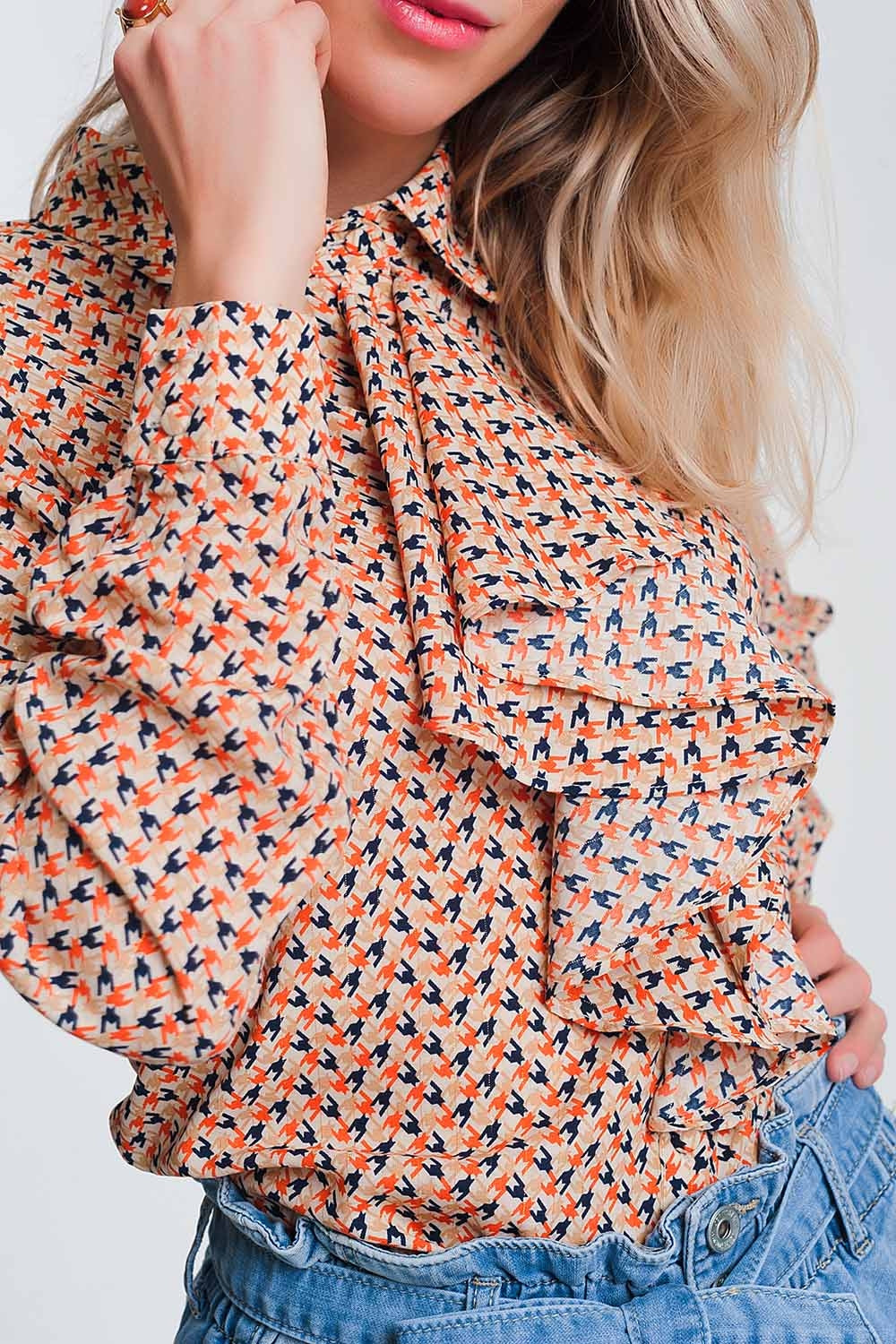 Blusa de manga larga con beige y detalle de volantes