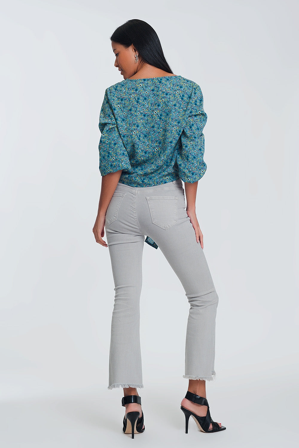 Blusa de manga larga con cuello de pico detalle de botón y estampado floral  verde