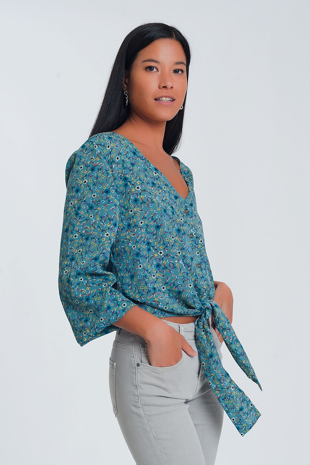 Blusa de manga larga con cuello de pico detalle de botón y estampado floral  verde