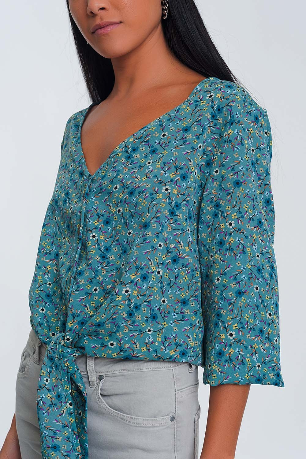 Blusa de manga larga con cuello de pico detalle de botón y estampado floral  verde