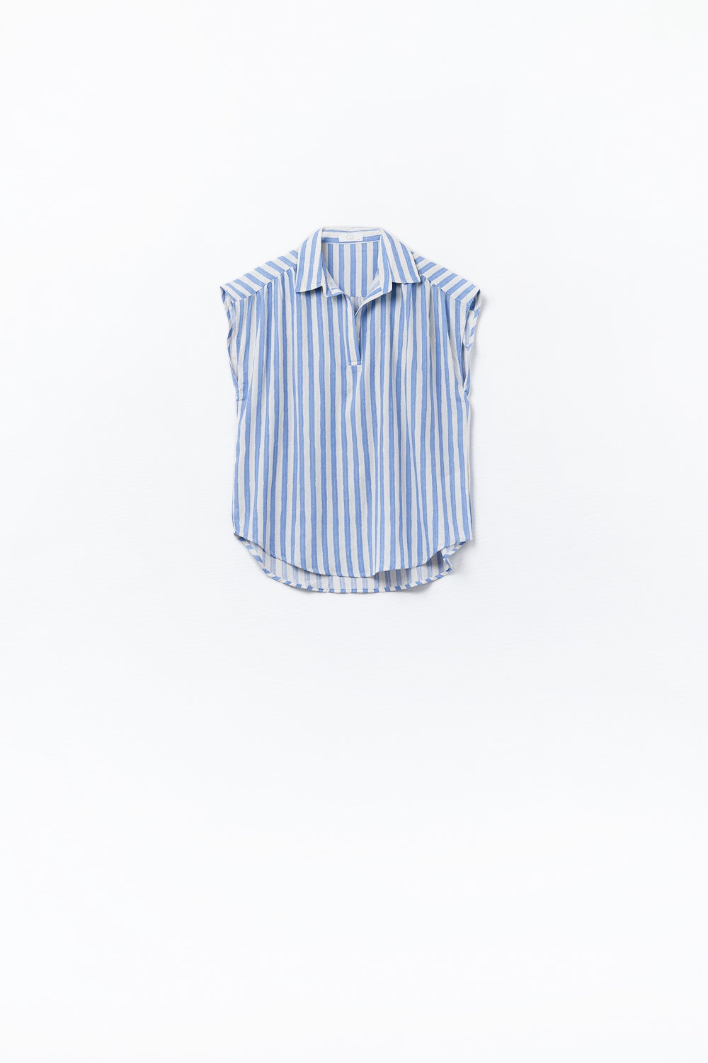 Primer plano de la blusa con estampado de rayas verticales azul celeste y blanco.