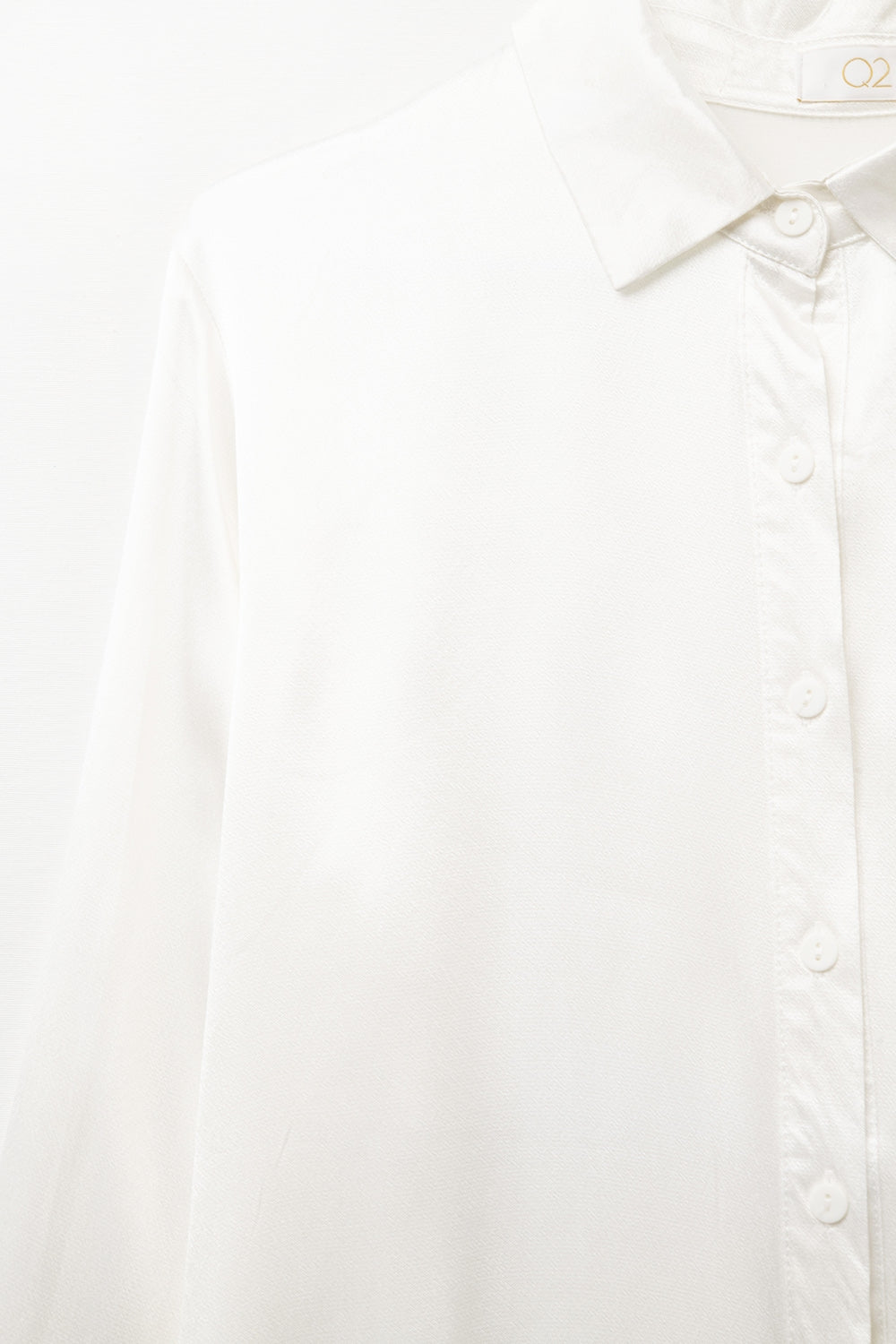 Blusa de satén con cuello polo y manga larga abotonada en color blanco