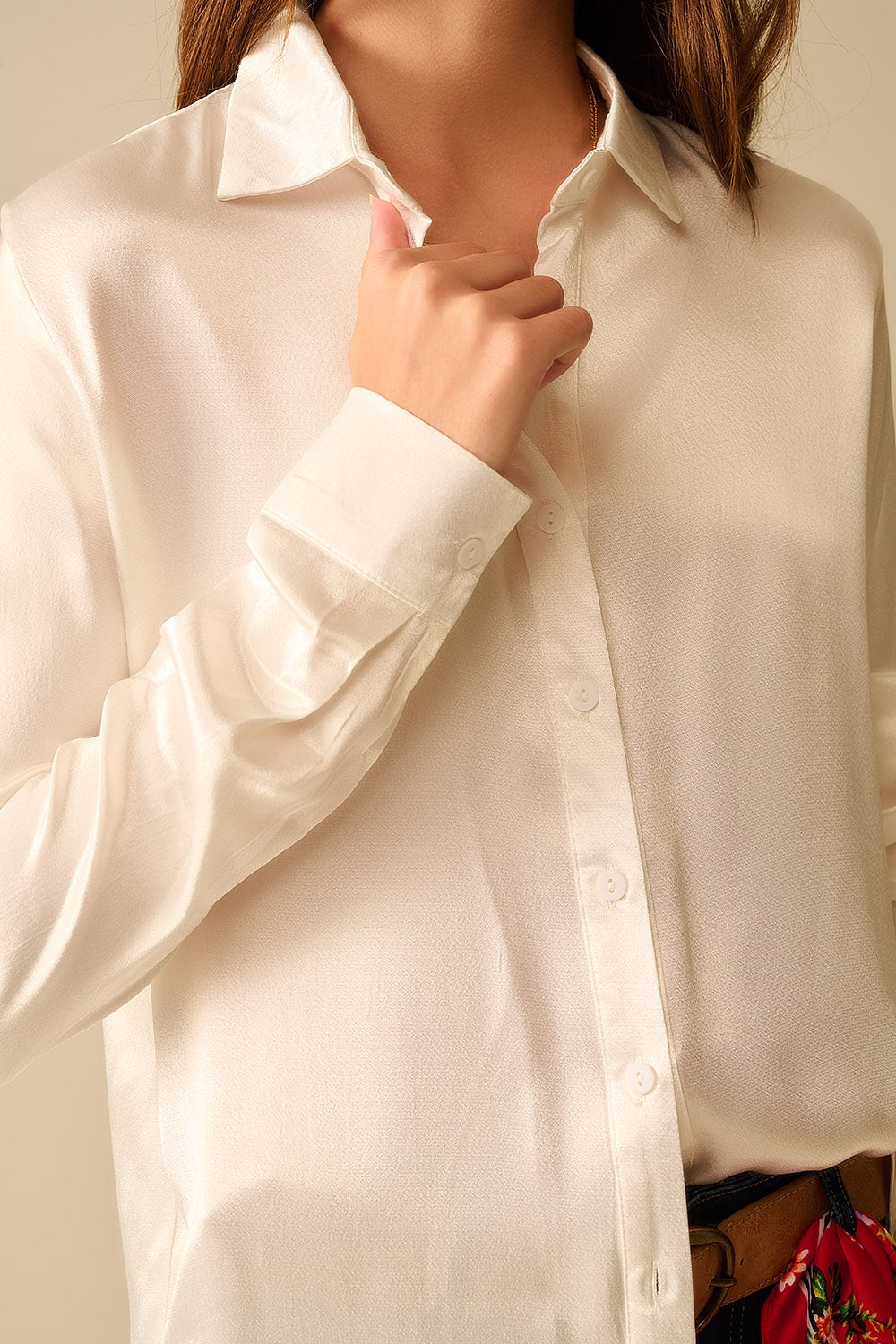 Blusa de satén con cuello polo y manga larga abotonada en color blanco