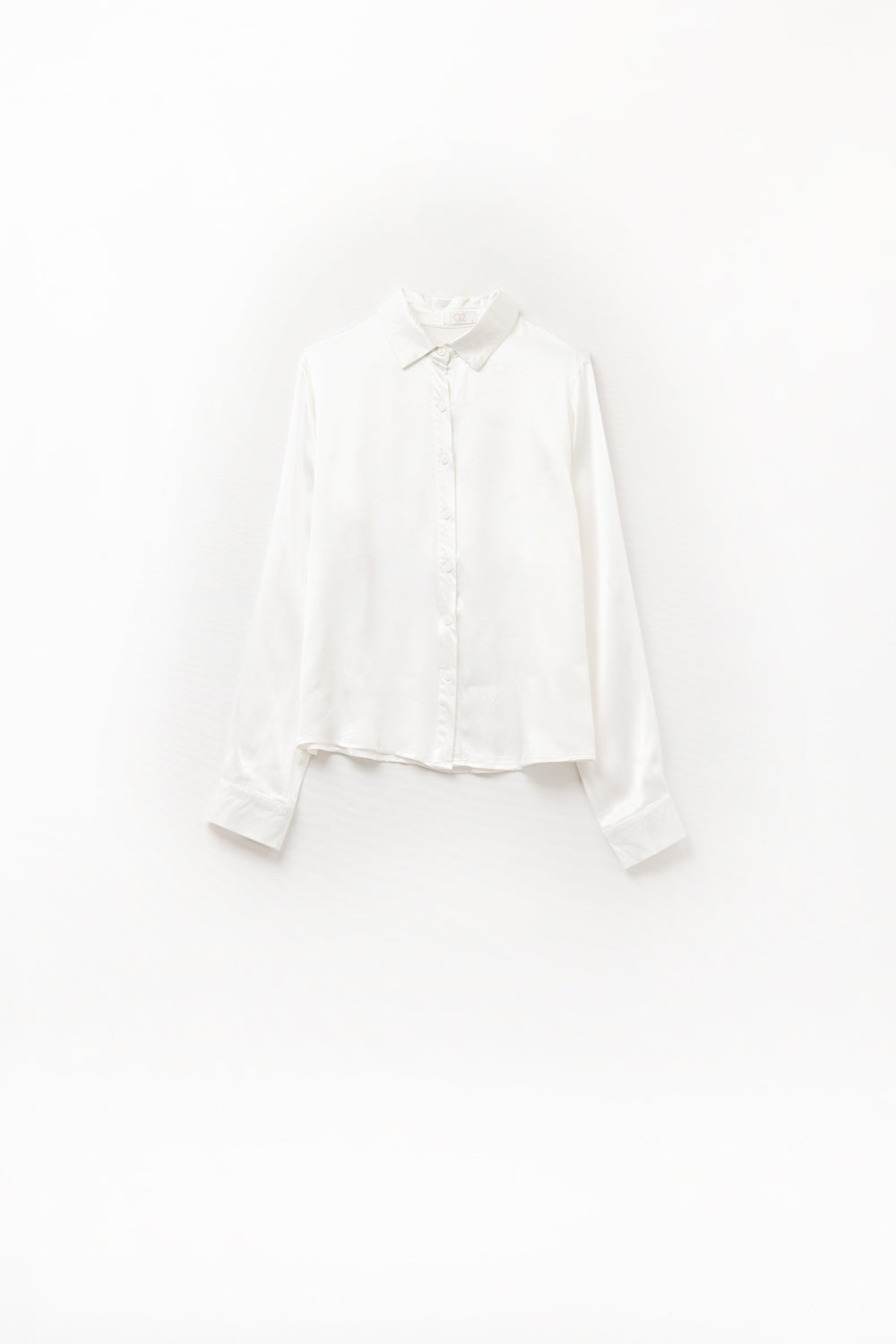 Blusa de satén con cuello polo y manga larga abotonada en color blanco