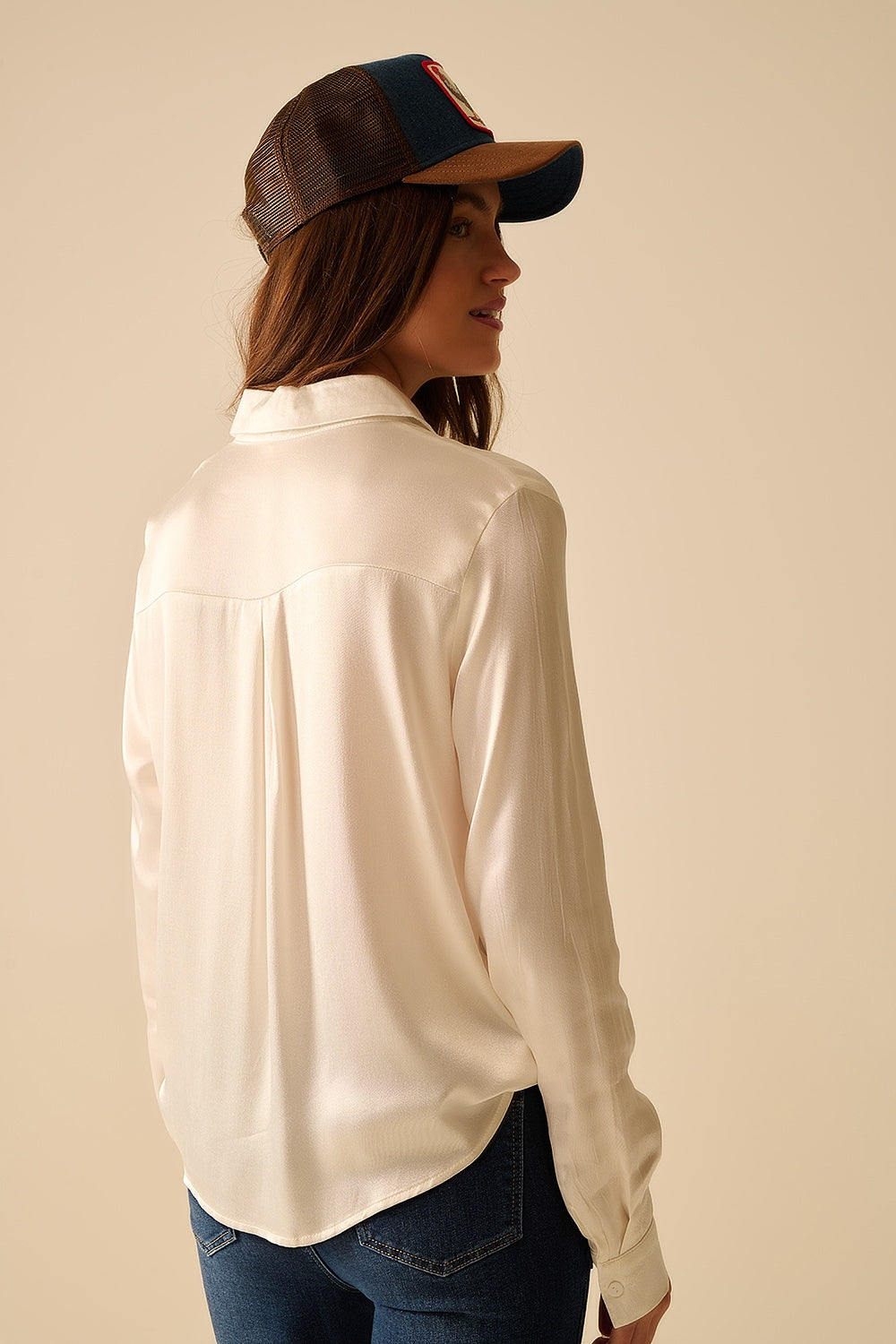 Blusa de satén con cuello polo y manga larga abotonada en color blanco