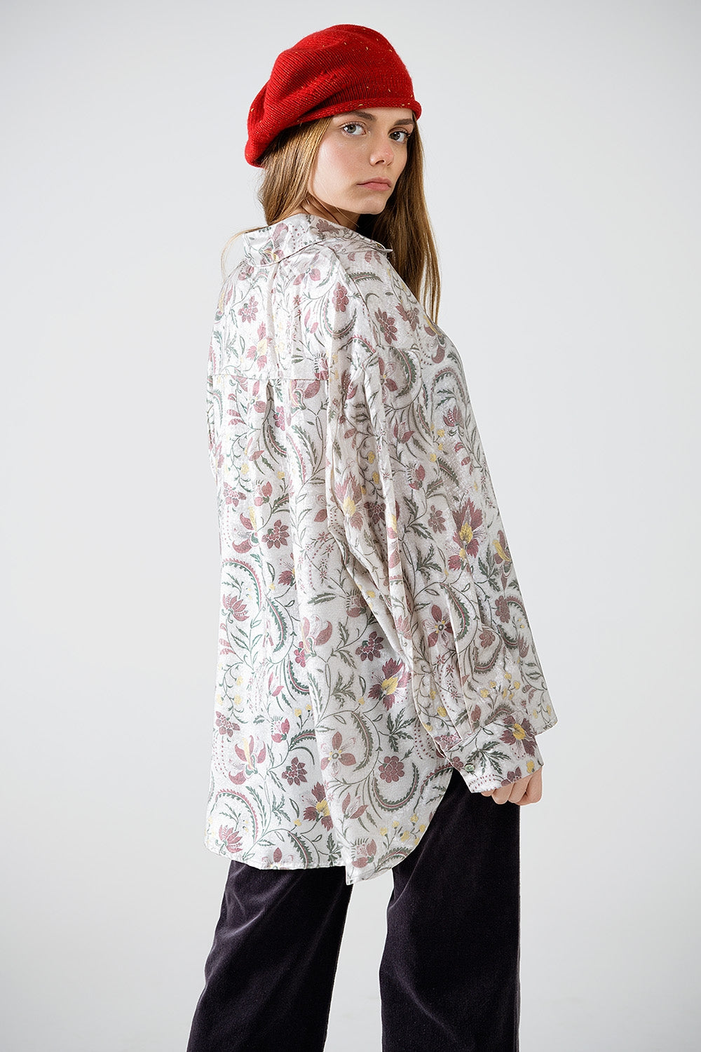Blusa de satén con estampado de flores en gris
