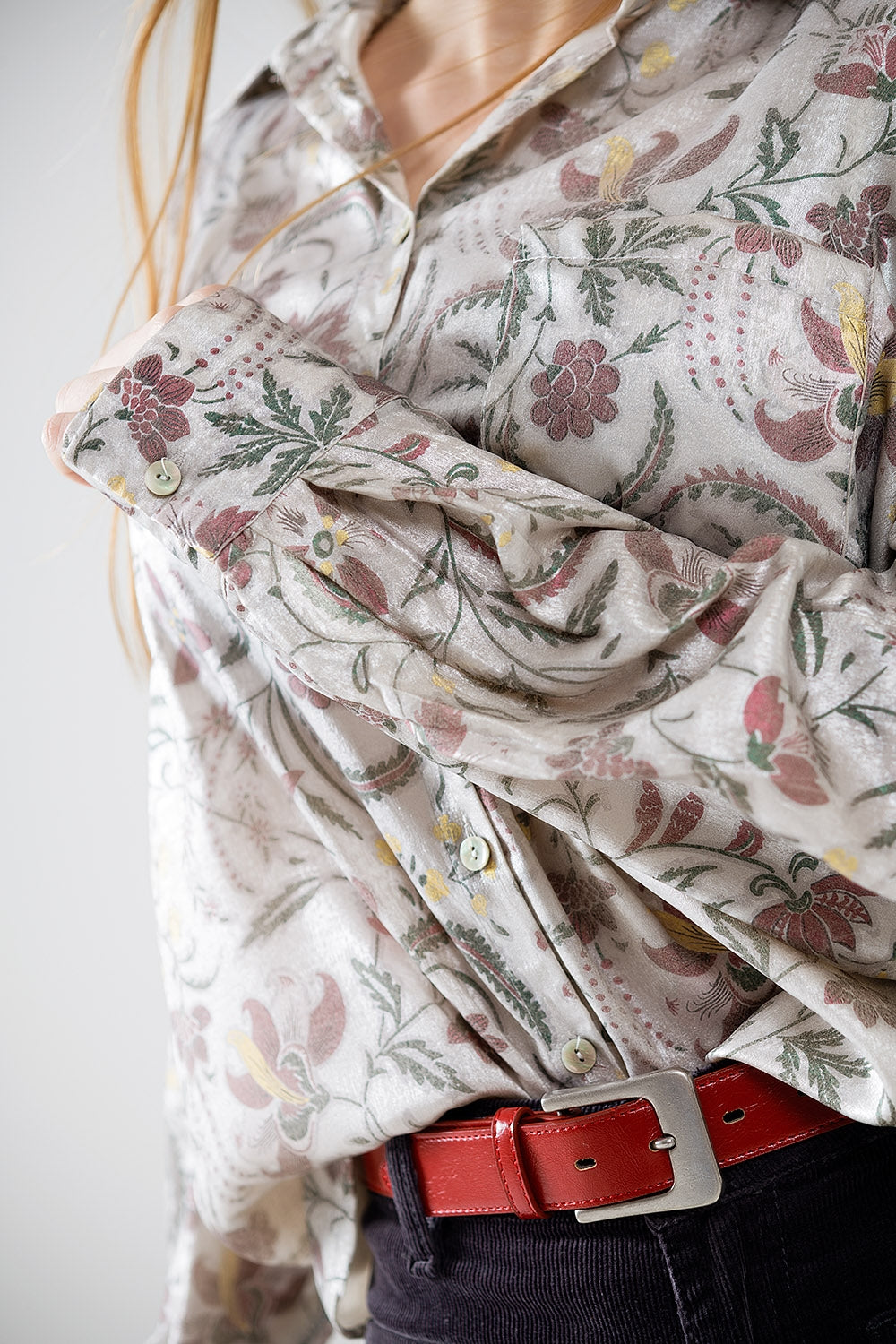 Blusa de satén con estampado de flores en gris