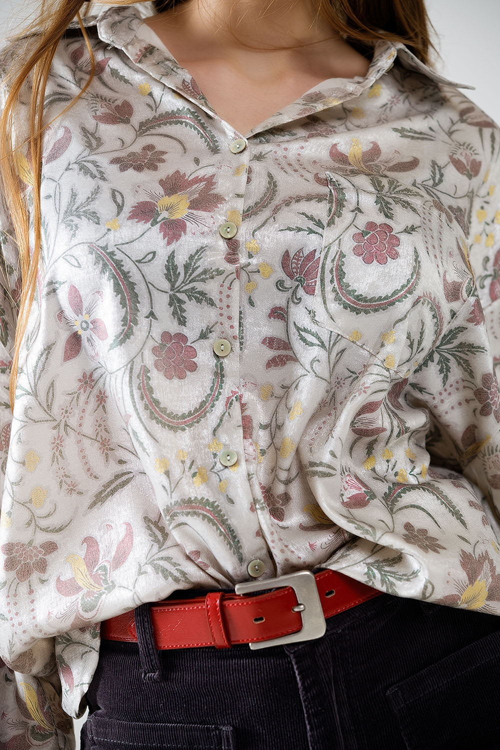 Blusa de satén con estampado de flores en gris