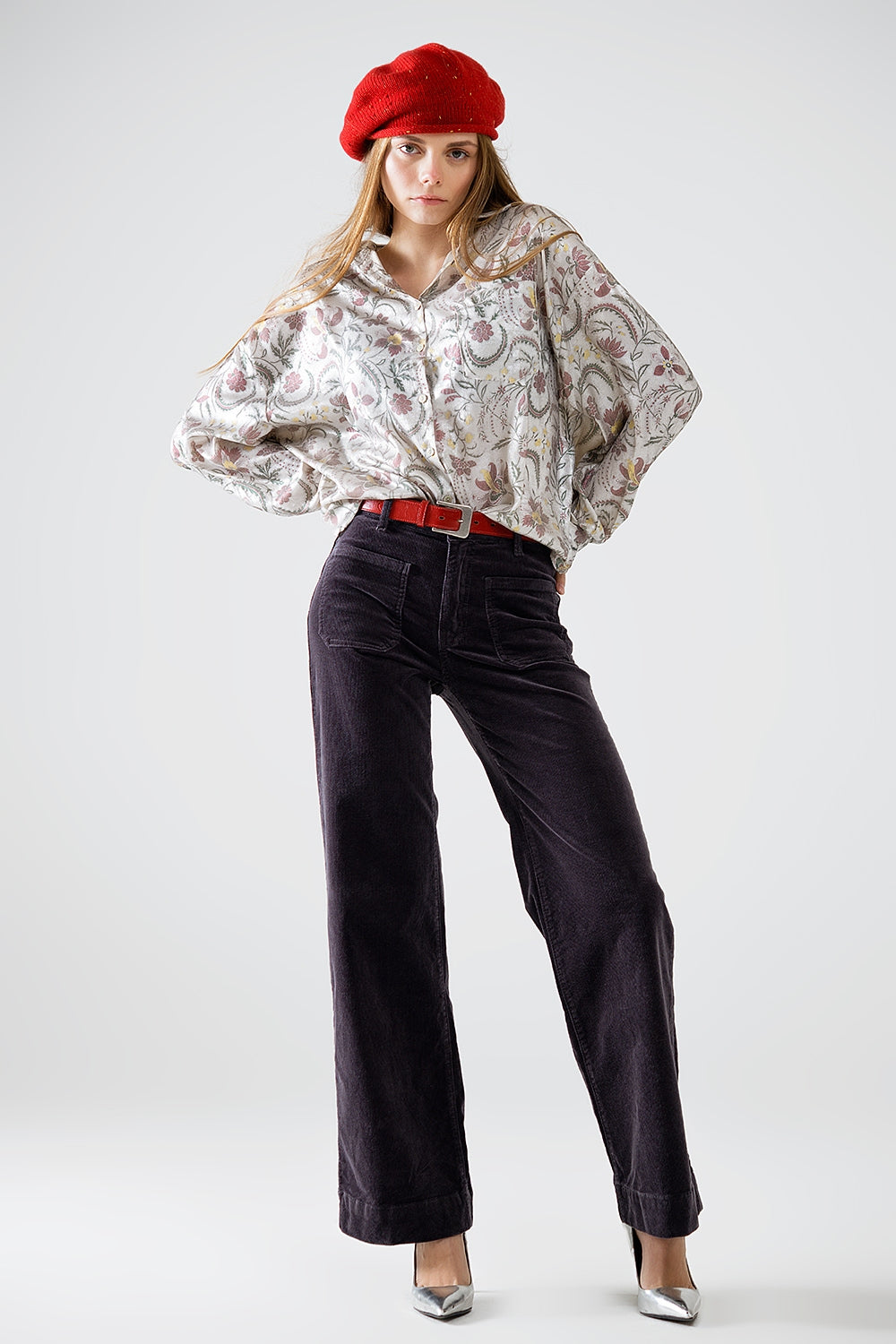 Blusa de satén con estampado de flores en gris