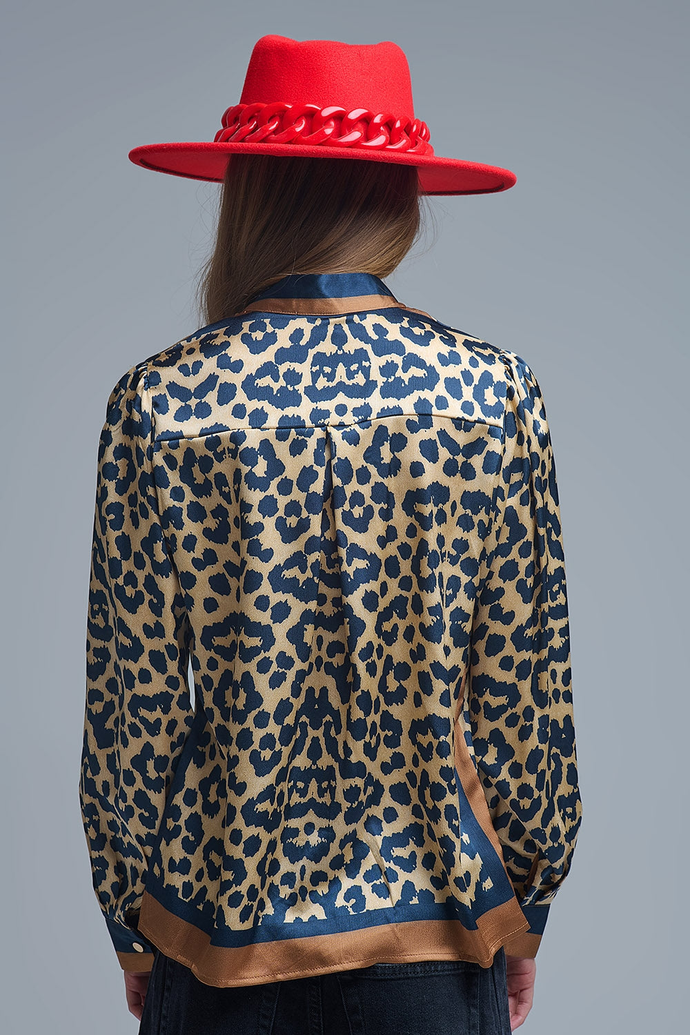Blusa de satén con estampado de leopardo y detalle de lazo